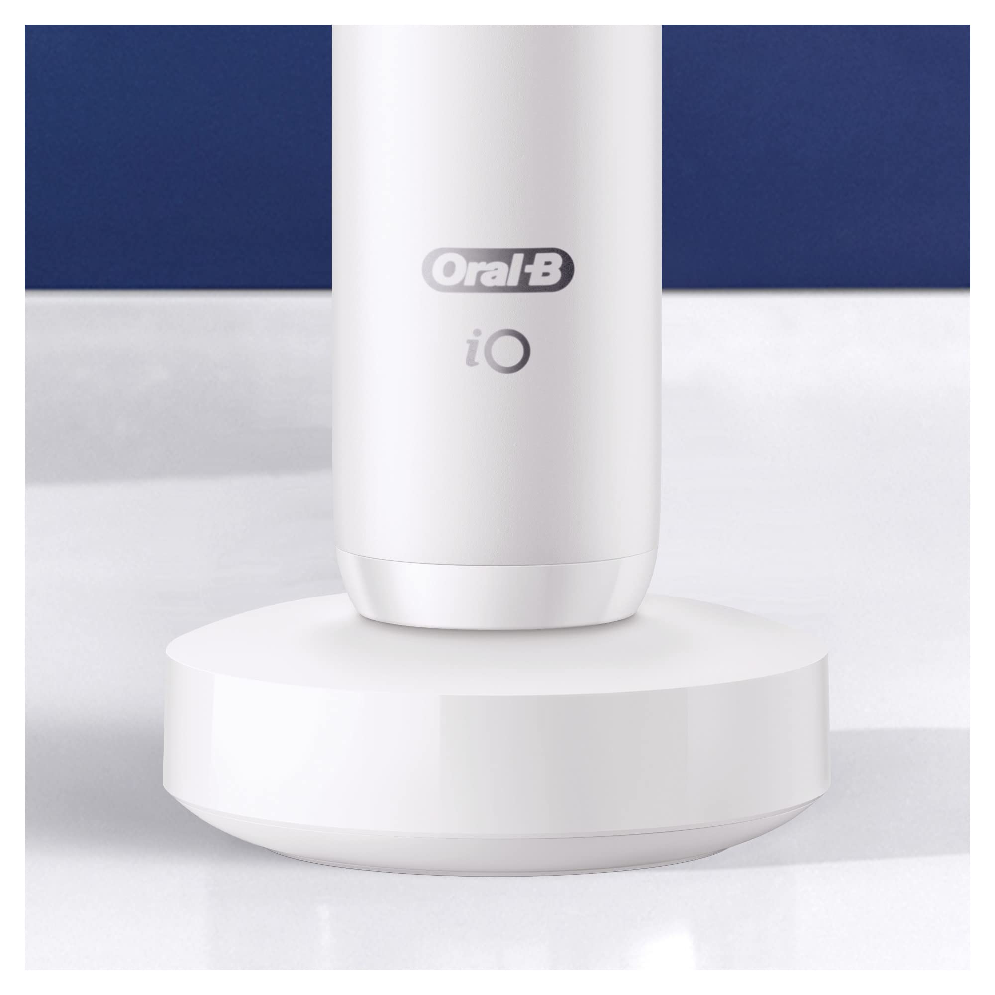 Oral-B Spazzolino Elettrico Ricaricabile iO 7 Bianco, 3 Testine Di Ricambio, 1 Custodia Da Viaggio. 1 Spazzolino