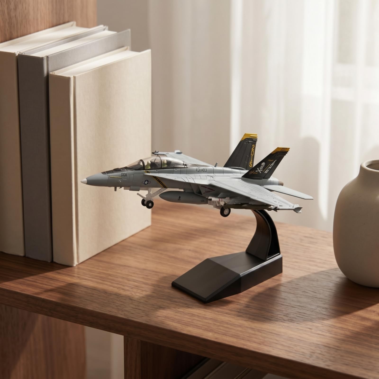 harayaa Modello Aereo da Caccia Aereo Militare Modellino da Collezione Statico in Lega Metallo Finitura Carrello di Atterraggio Dettagliato con Base da Tavolo, 1/100 F/A-18 Bounty Hunters