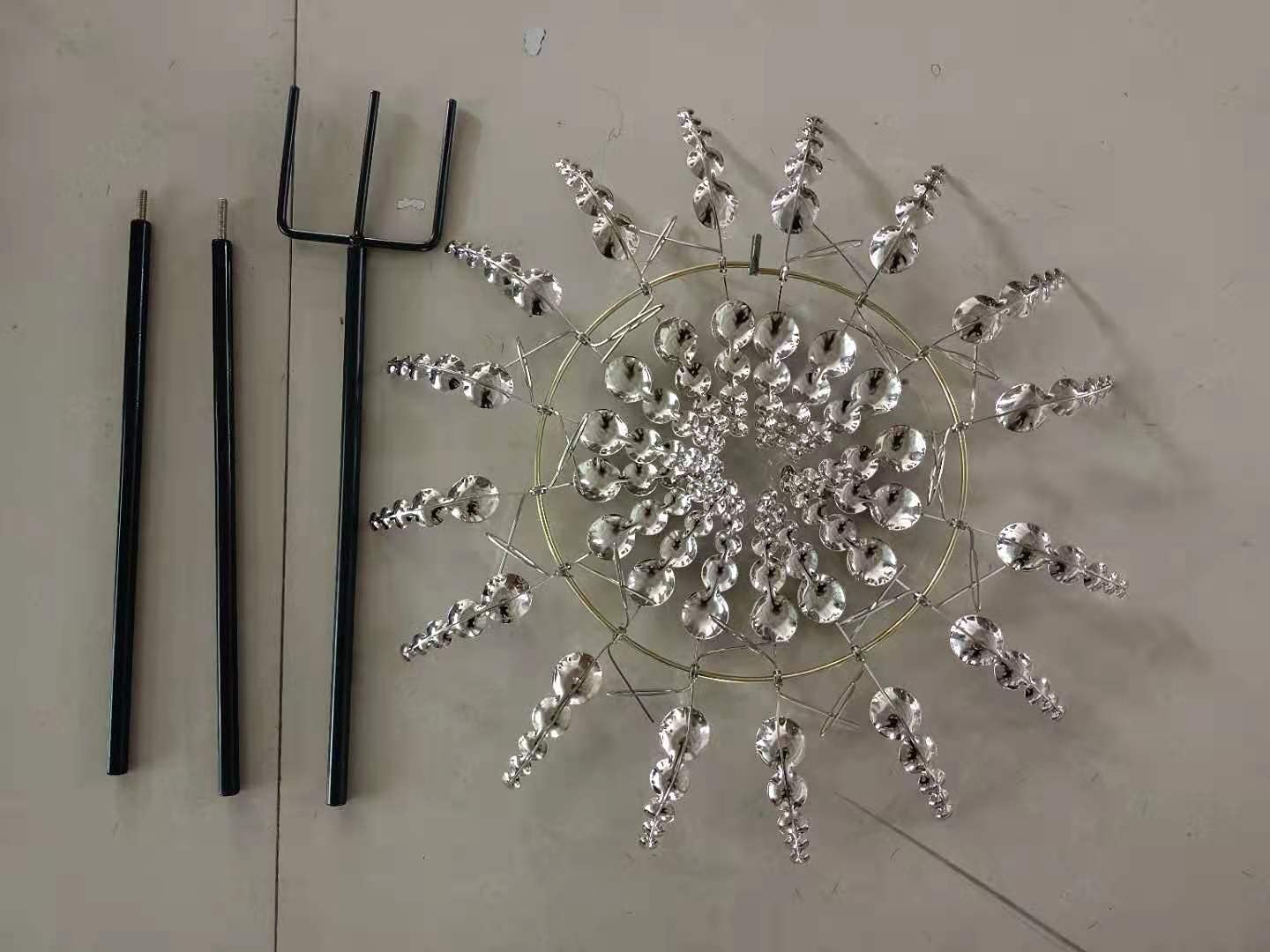 Ozdoba wiatrowskazu, unikalne i magiczne metalowe rzeźby wiatraków poruszają się z wiatrem, wiatraczki do trawników na zewnątrz Wind Catcher Yard Patio Garden Decoration (rozmiar: