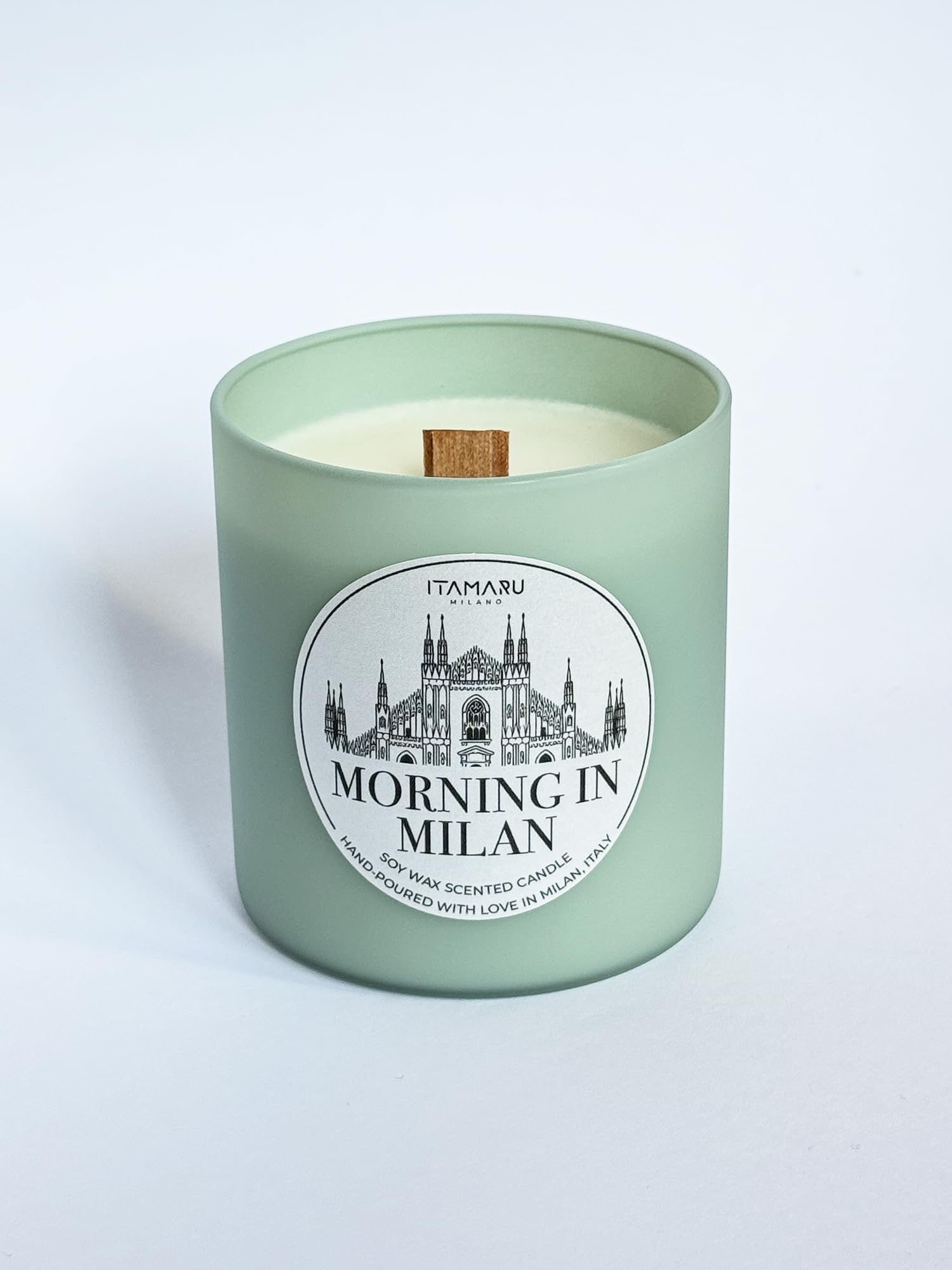 ITAMARU – Candela Profumata Artigianale Morning In Milan, in Cera di Soia 100%, con Stoppino in Legno, Vetro Verde Acqua, 270g – Handmade in Italia | Regalo per Lei | Regalo per Lui