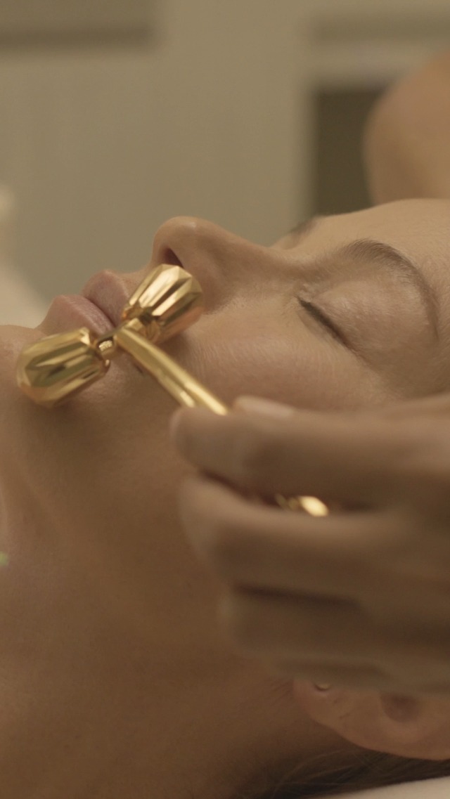 Amazon.com: Estée Lauder Re-Nutriv Ultimate Facial Massager Tool