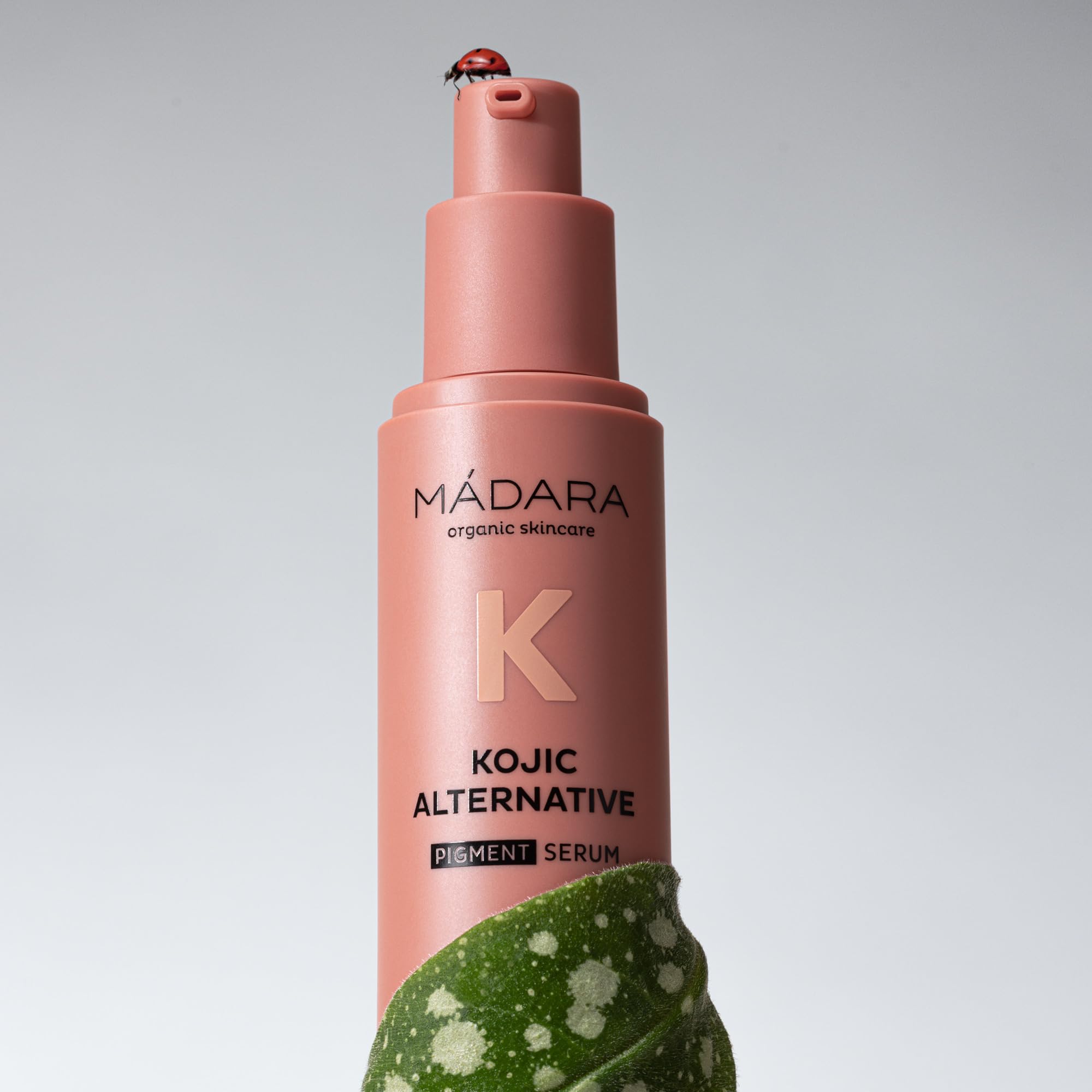 MÁDARA Organic Skincare - KOJIC - Sérum pigmenté (30 ml) - Alternative à l'acide kojique avec alpha-arbutine, cellules souches de genévrier et Bidens Pilosa - Réduit l'hyperpigmentation et unifie le