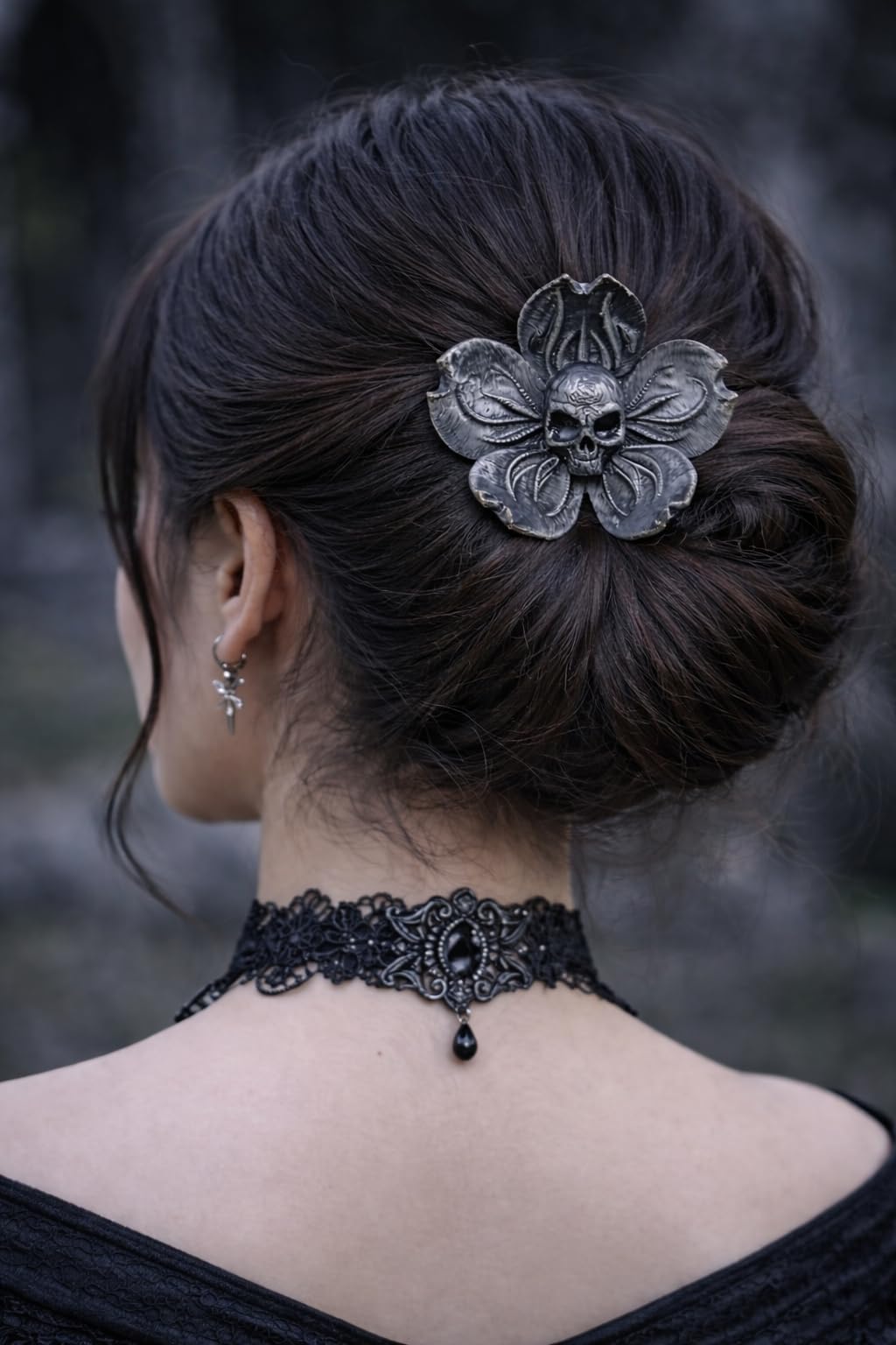 Gotik Kafatası Çiçek Saç Tokası – Siyah Saç Çubuğu, El Yapımı Görünümlü, Kadın & Cosplay & Günlük Kullanım İçin Saç Aksesuarı