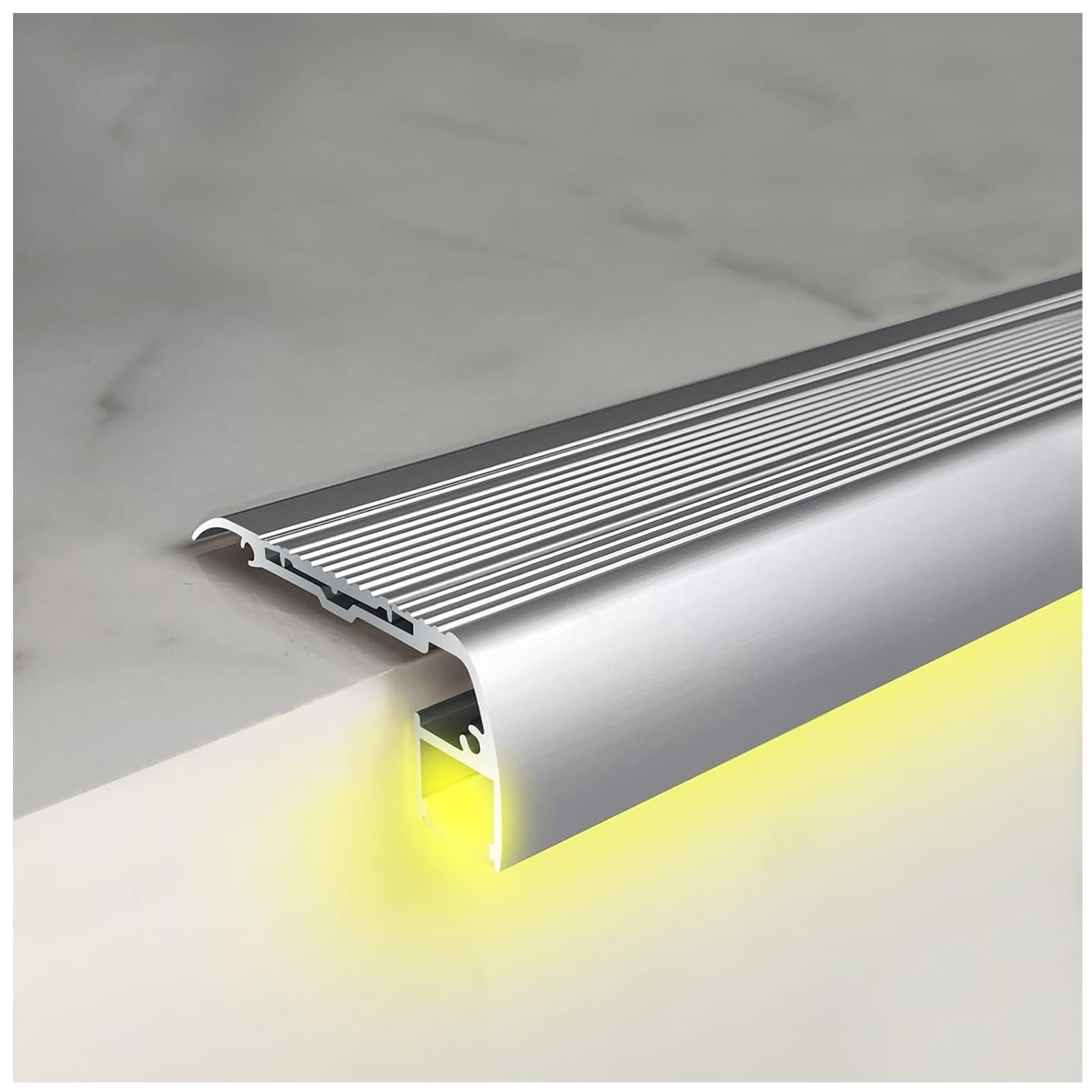 Listwy krawędziowe LED do schodów – 15 sztuk aluminiowych pasków bieżnika dla zwiększonej przyczepności i bezpieczeństwa w centrach handlowych, długość 127 cm, kolor srebrny, trwały ochraniacz na