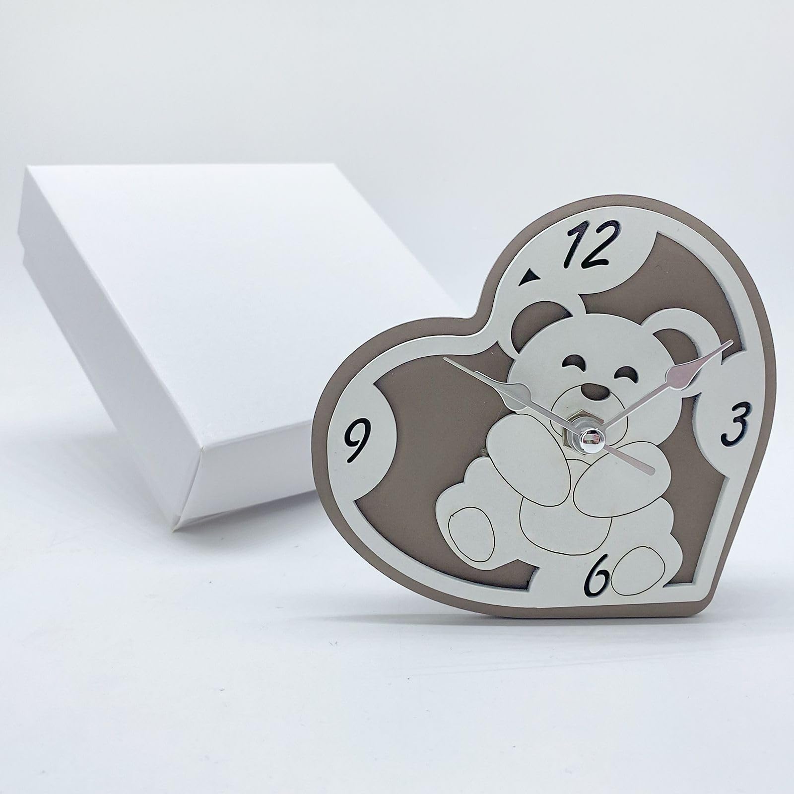 Doni Bomboniere Horloge en bois de table en forme de cœur avec ourson en deux couleurs, blanc et taupe. Bonbonnière baptême ou naissance pour garçon ou femme (10 pièces)
