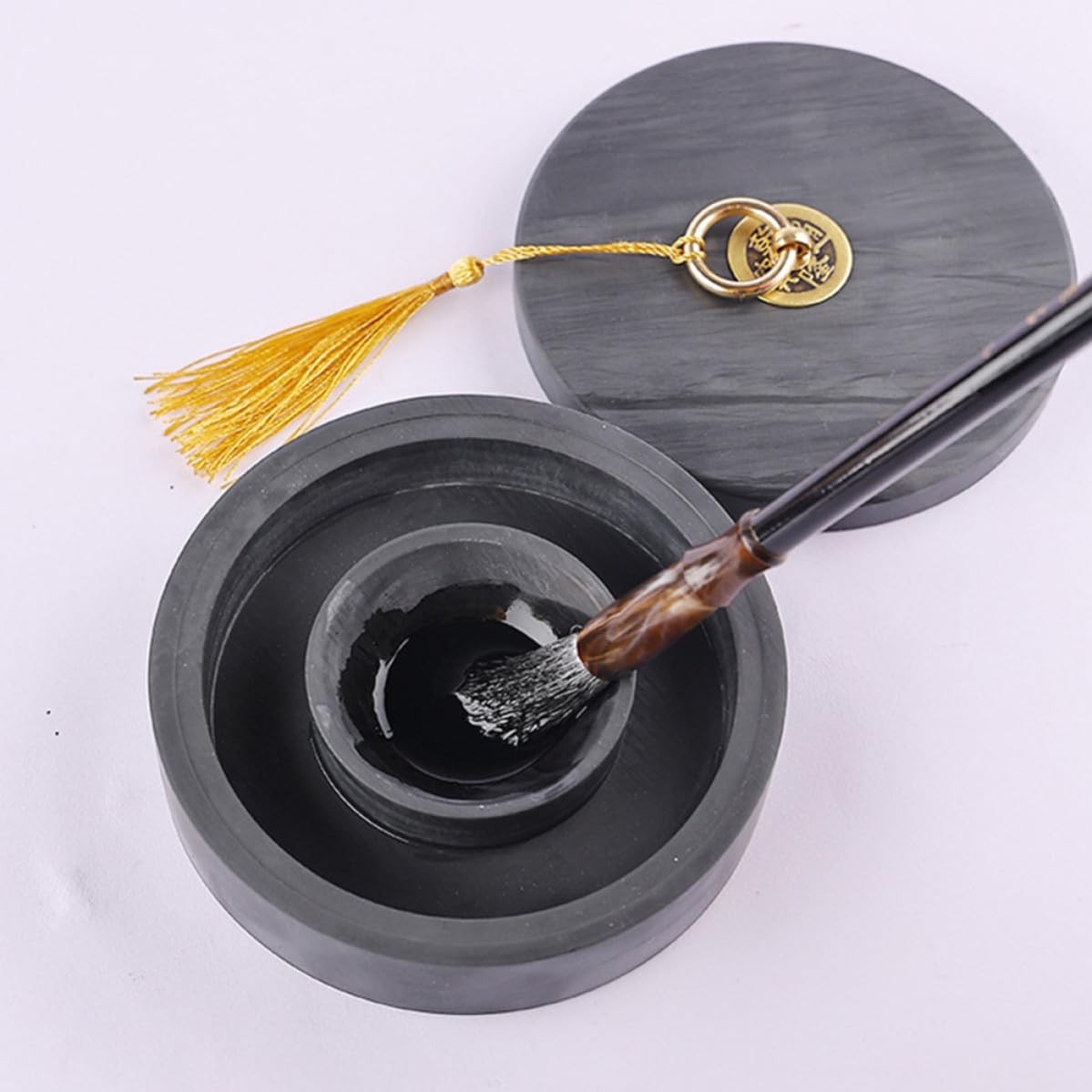Klassischer Tuschestein mit Deckel, Runder Tuschebehälter