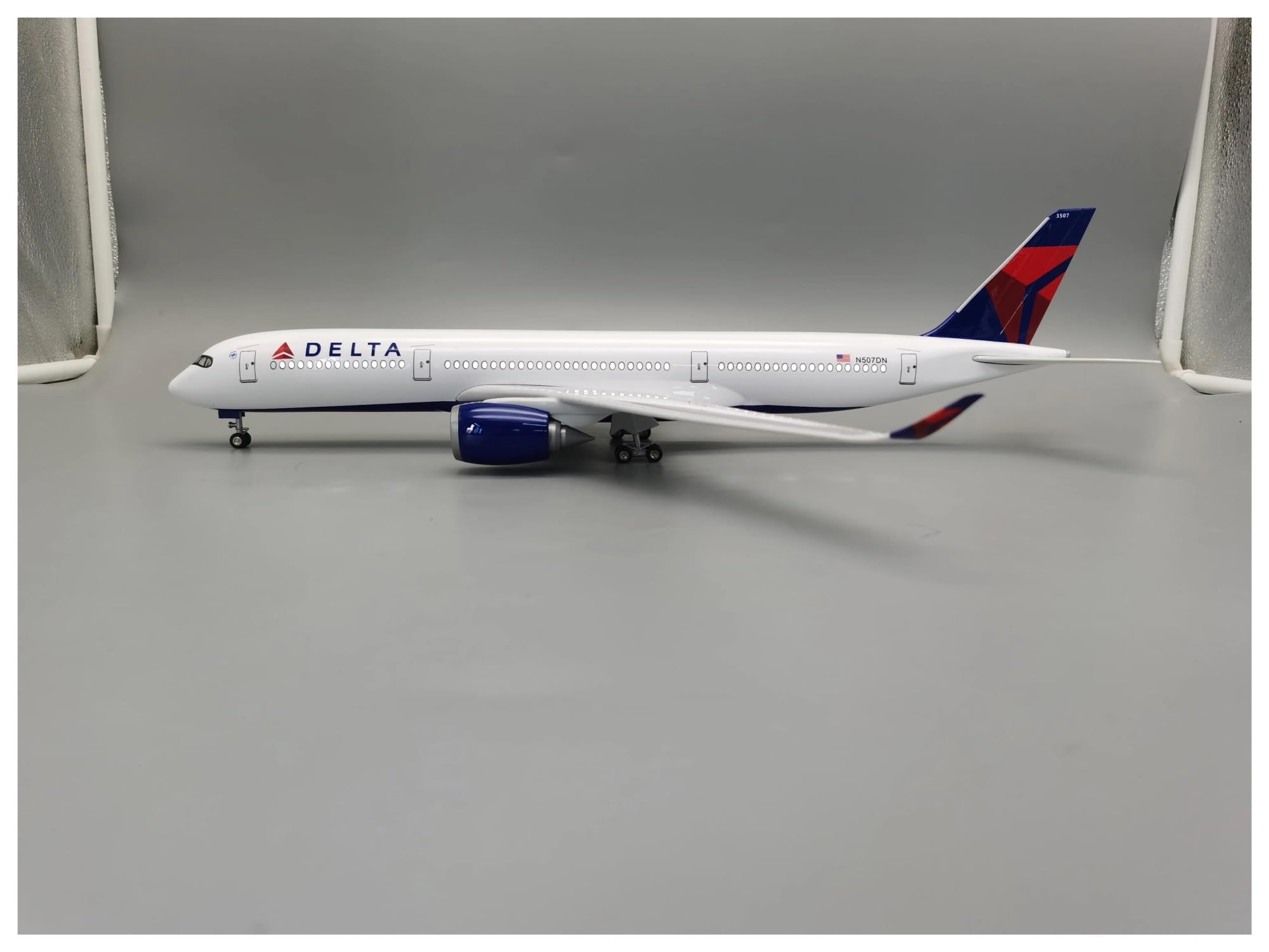 Diecast zabawki samolotowe w skali 1 142 dla A350 Delta Model samolotu zabawka samolot miniaturowy samolot na kolekcjonerską pamiątkę do zbierania i wyświetlania (ze światłem)