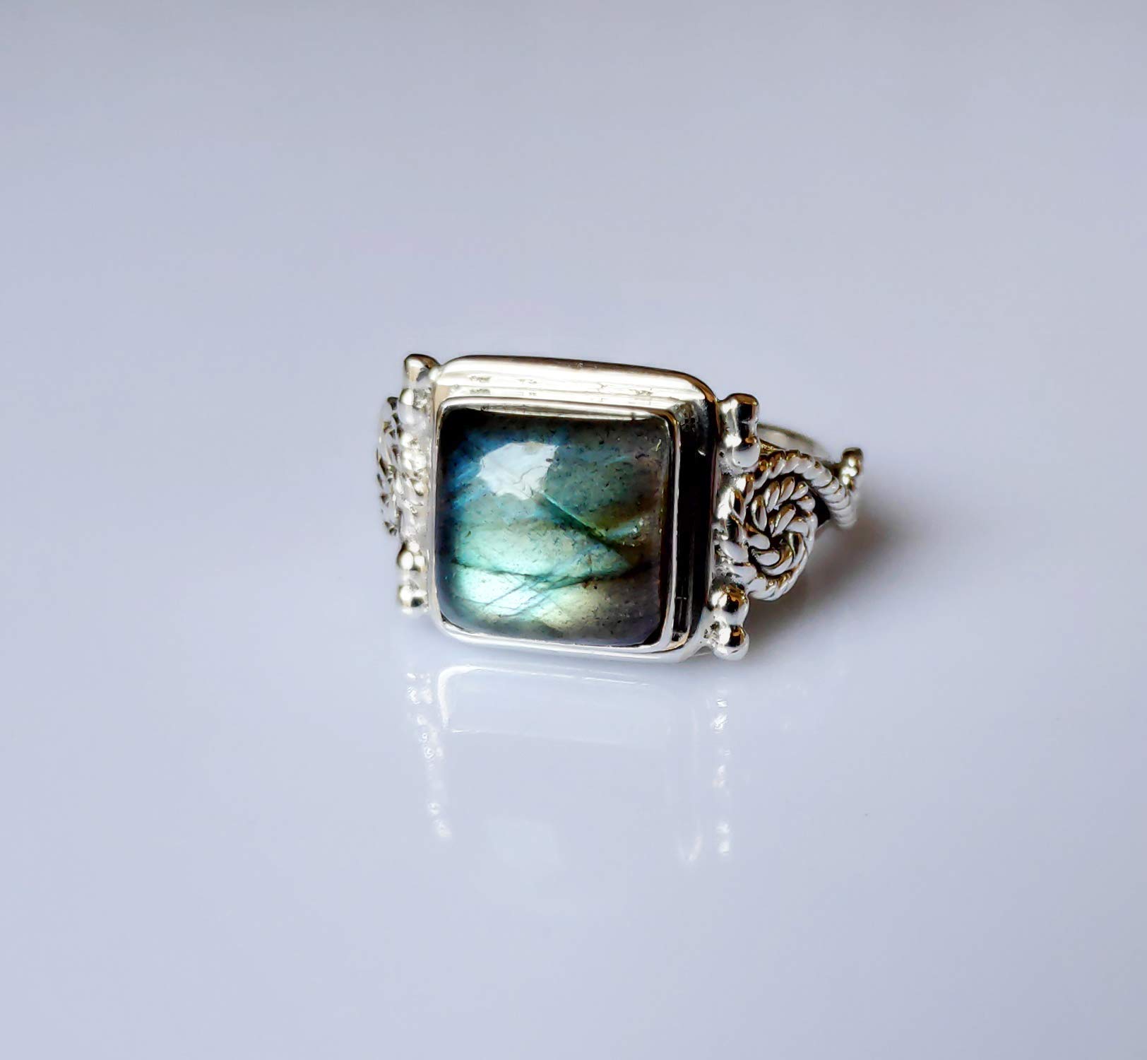 Bague en labradorite artisanale Navya, bague de promesse en argent sterling 925 faite à la main en labradorite pour femme, pierre précieuse naturelle en forme de coussin, taille de bague 44 à 64 FR