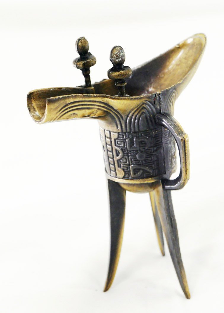 中国  甁  綺麗な盃と２点 AN EXTREMELY RARE AND IMPORTANT JADE 'TWIN BIRD' STEM CUP