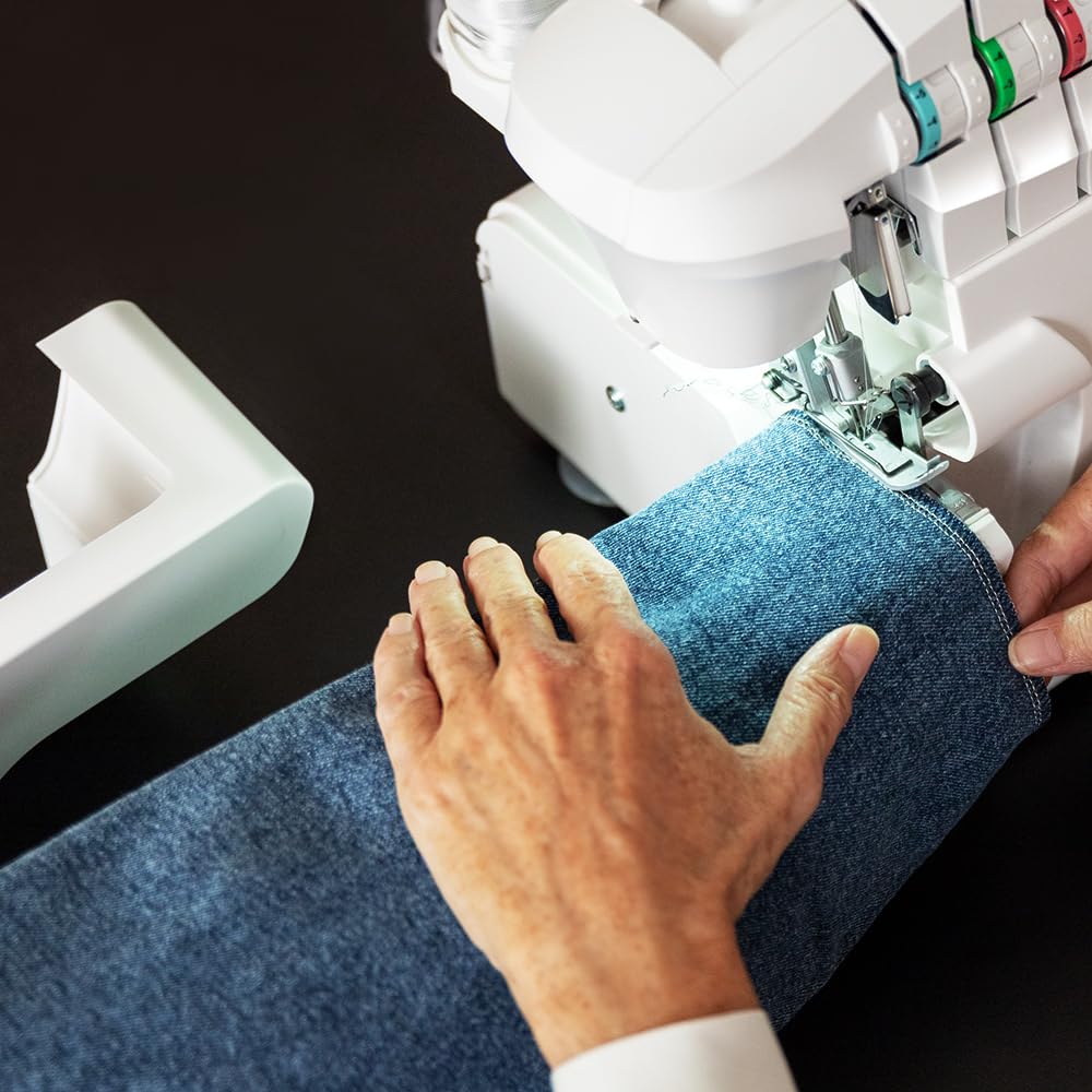 Cecotec Machine à Coudre Bellecouture Overlock, Vitesse 1100 tr/min, Pression du Pied-De-Biche Réglable, Entraînement Différentiel, Fonctions de Point à 4 Fils et Kit d'Accessoires