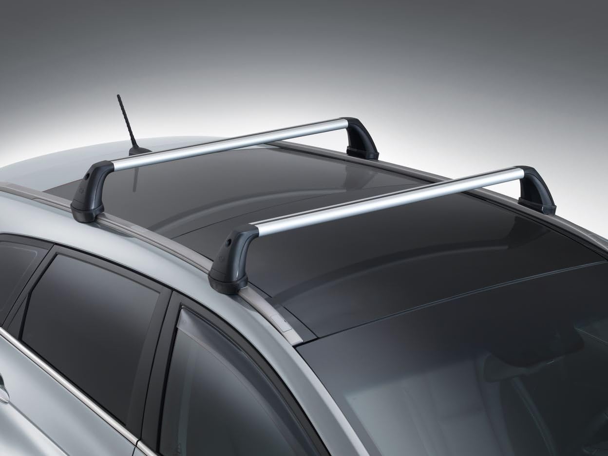 Close-up of Hyundai i30 Tourer roof with installed aluminium roof bars