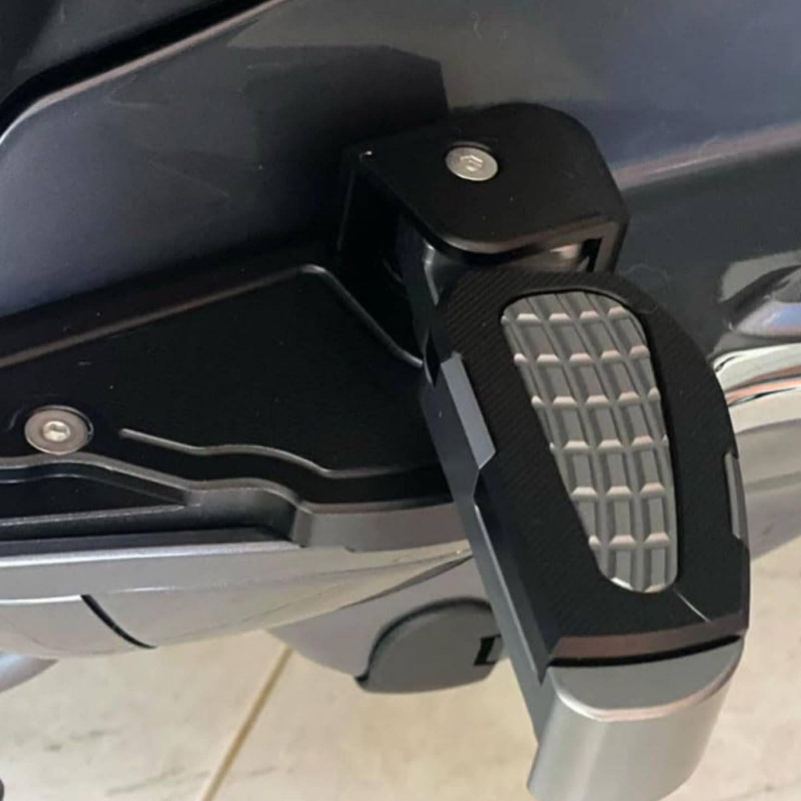 Poggiapiedi Pieghevole Struttura Robusta Pedana Posteriore Poggiapiedi Passeggero Alluminio Leggero Funzione Ribaltabile Adatto a Viaggi Brevi Passeggeri Tragitti Cittadini, Black-titanium