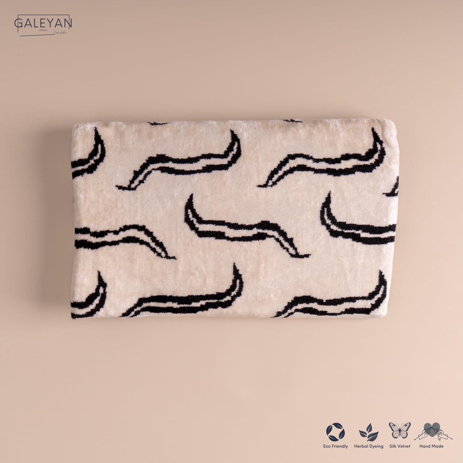 Bolso Ikat de terciopelo de seda hecho a mano, estilo sobre, diseño bohemio, patrón étnico, opción de correa de cadena, bolso de mano de fiesta de noche, bolso de mano premium, blanco roto