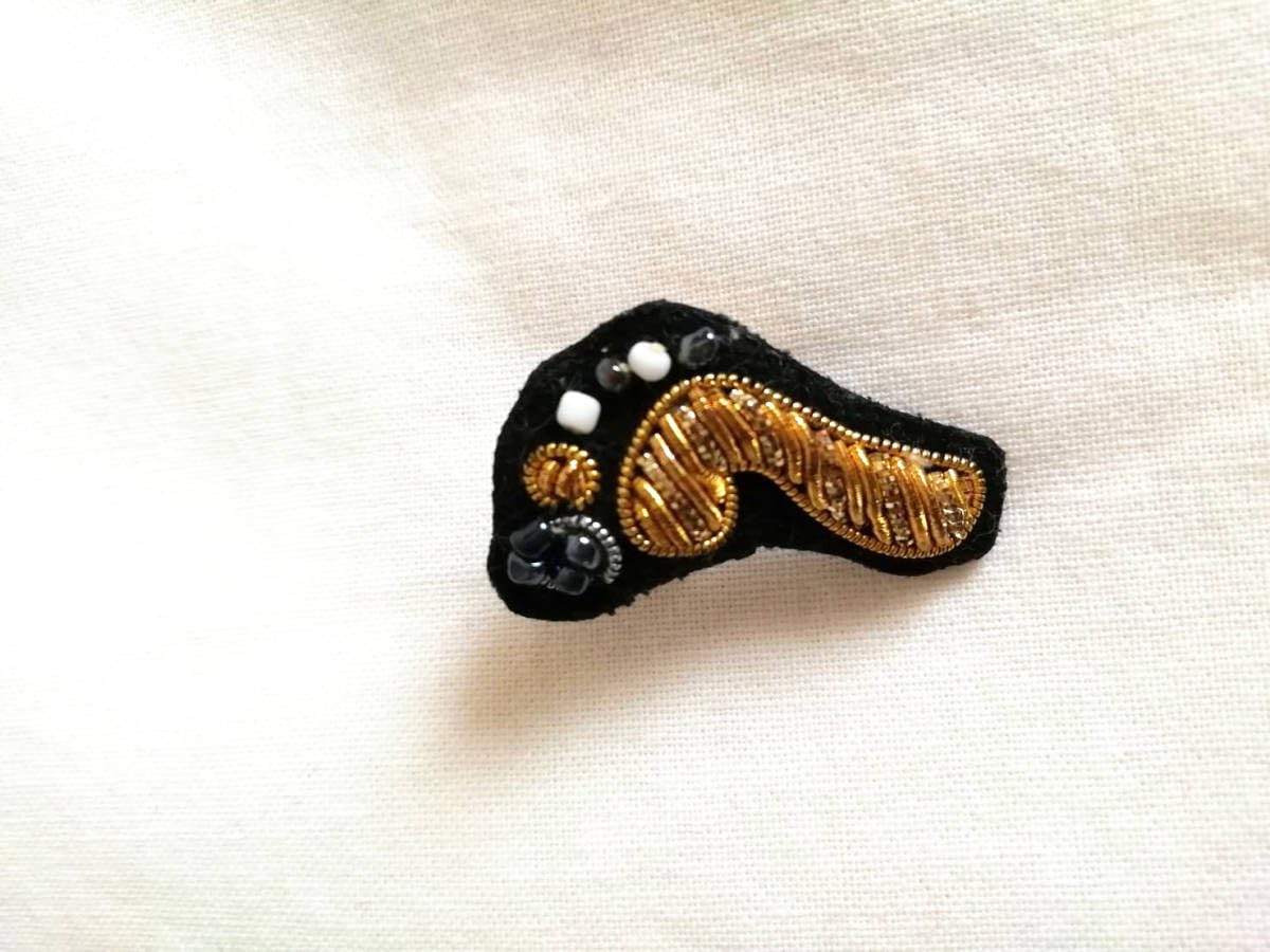Amazon.co.jp: ザリ刺繍ピンバッジ ブローチ 足跡 素足 足 あし 