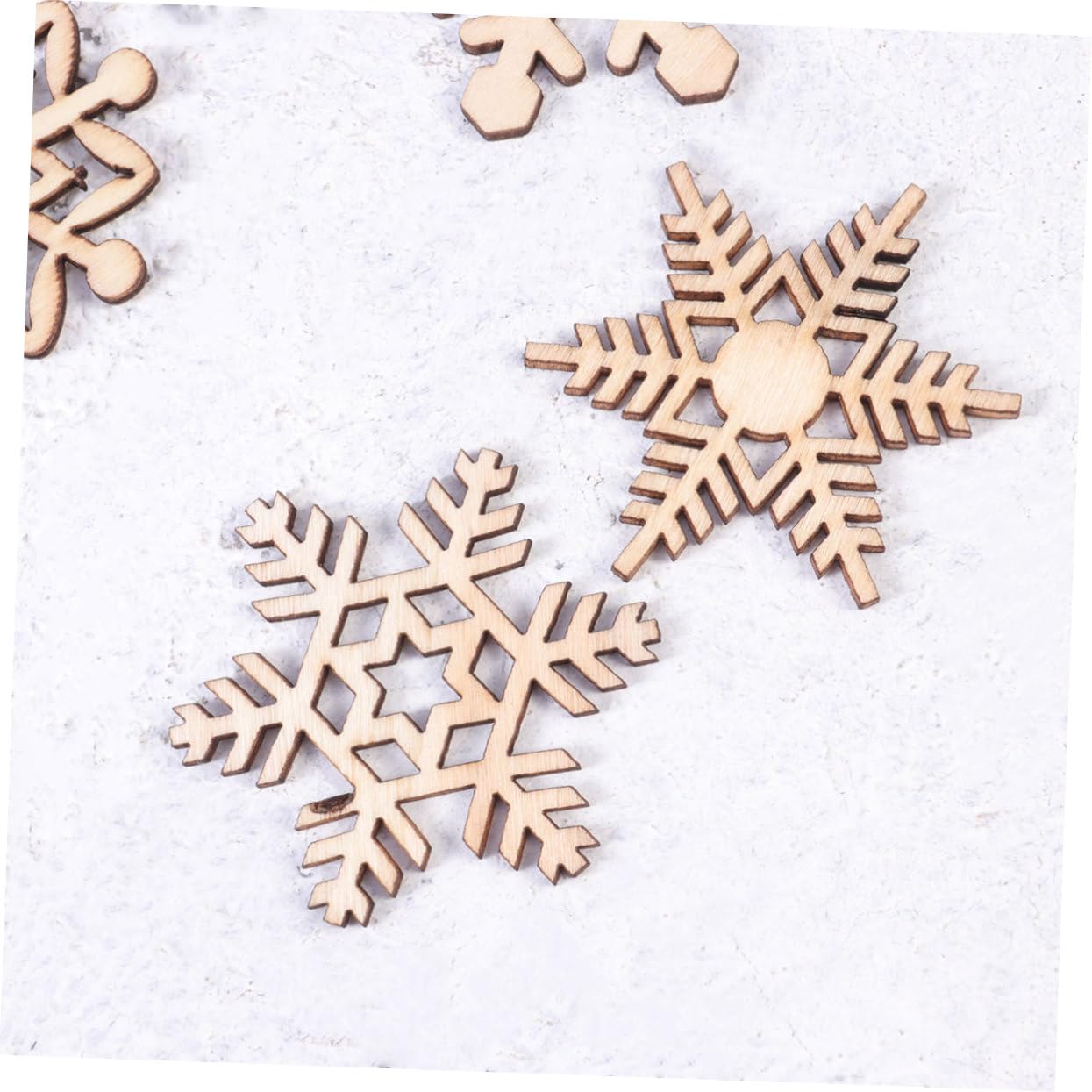 50stücke Holzanhänger Schneeflocke Weihnachten Schneeflocken Anhänger aus Holz Christbaumschmuck Weihnachtsschmuckstück Weihnachtsdeko Schneeflocken-hängedekoration