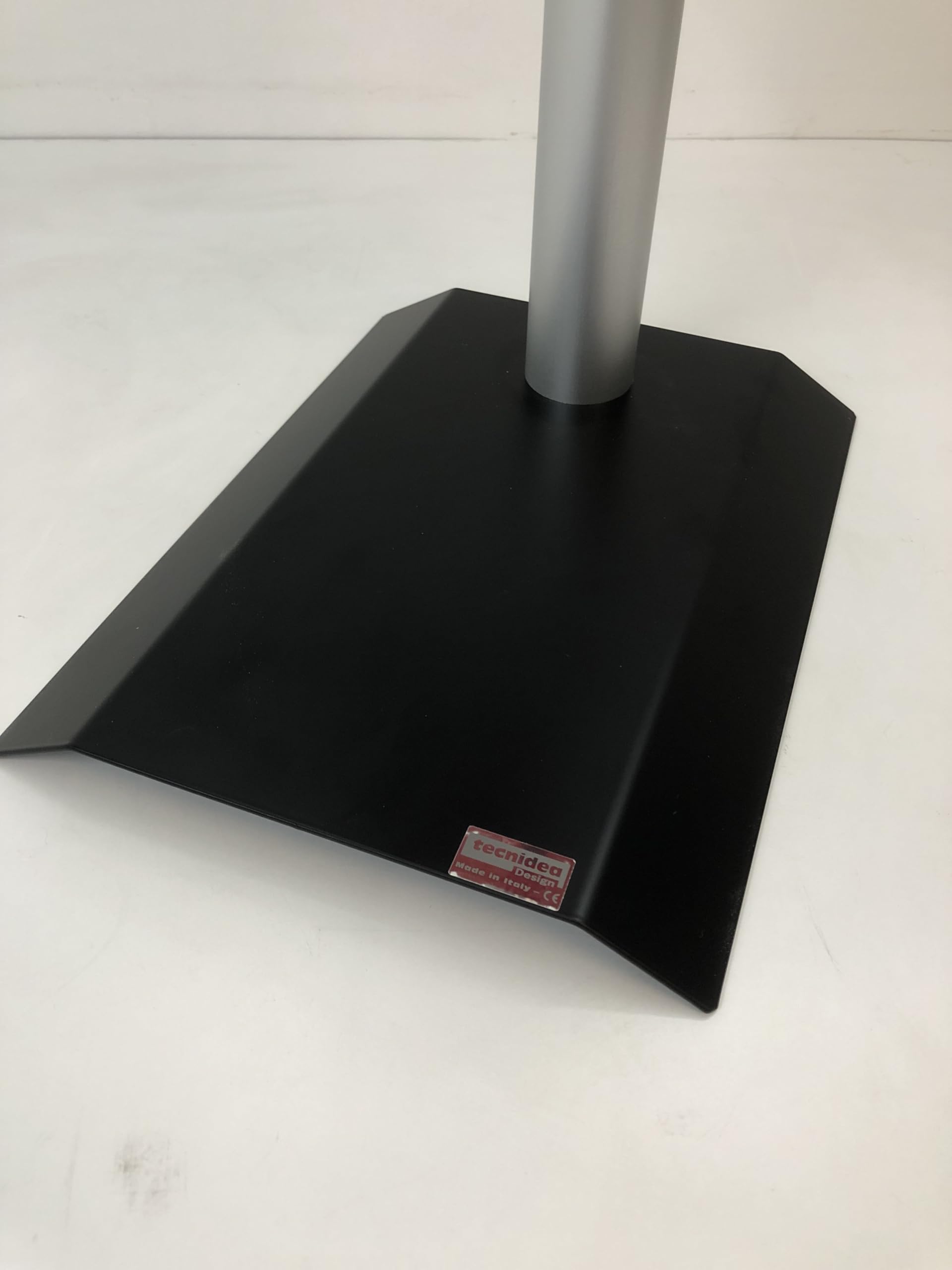 Soporte universal para extintor con conector estándar y letrero "extintor" incluido. Tecnidea PE1