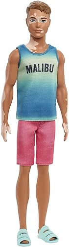 Barbie Fashionistas Ken Fashion Doll #192 con pelo corto morena y vitiligo en Malibu Tank, pantalones cortos y sandalias