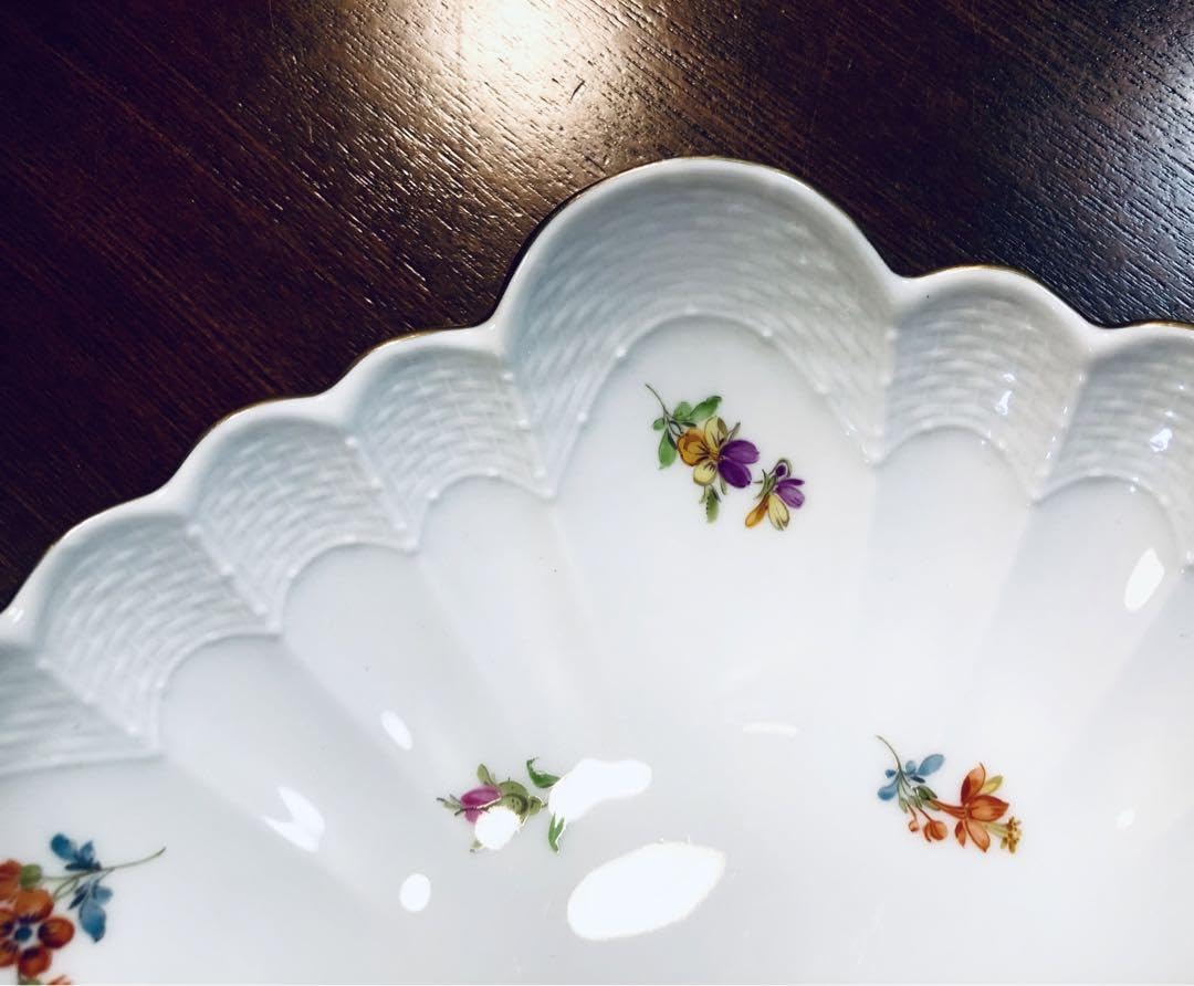 マイセン白磁浮彫花絵付け花弁五輪ボウル