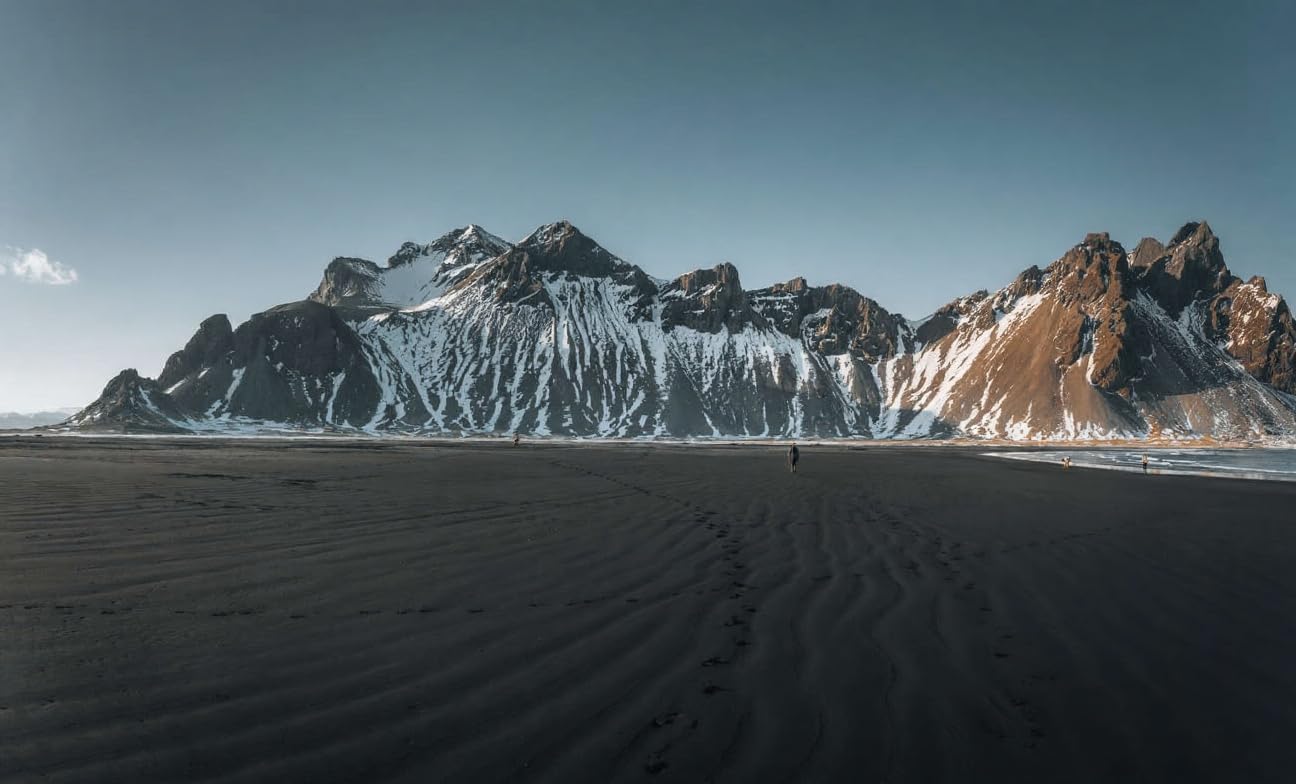 adrium Obraz akrylowy 100 x 60 cm: zdjęcie drona powietrznego zachodu słońca i przepięknego odbicia góry Vestrahorn na przylądku Stokksnes na Islandii.