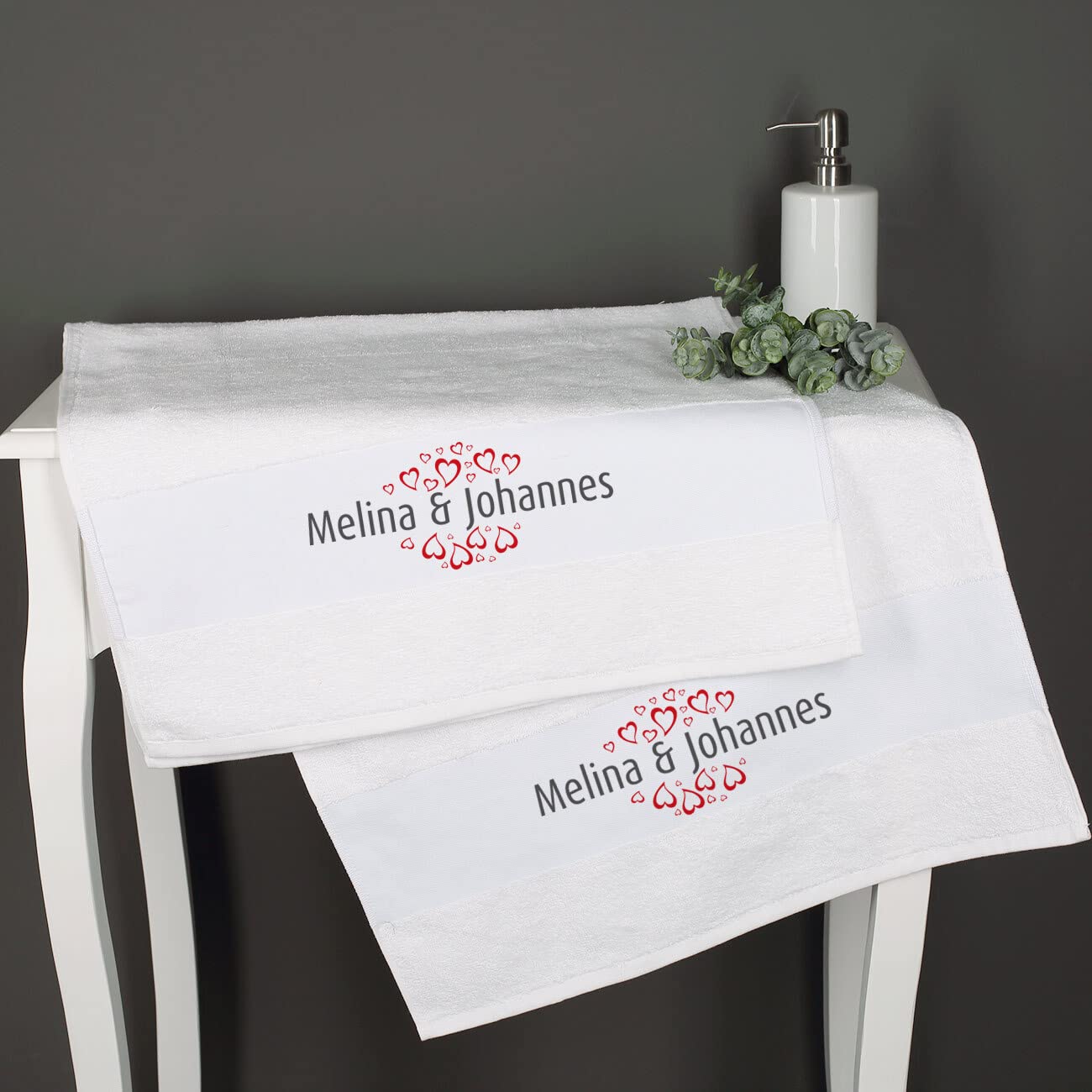 Herz & Heim® Handtuch-Set 2 Stück (Weiß, 50x100) für Paare mit Aufdruck des Namens/Hochzeitsgeschenk Herzen