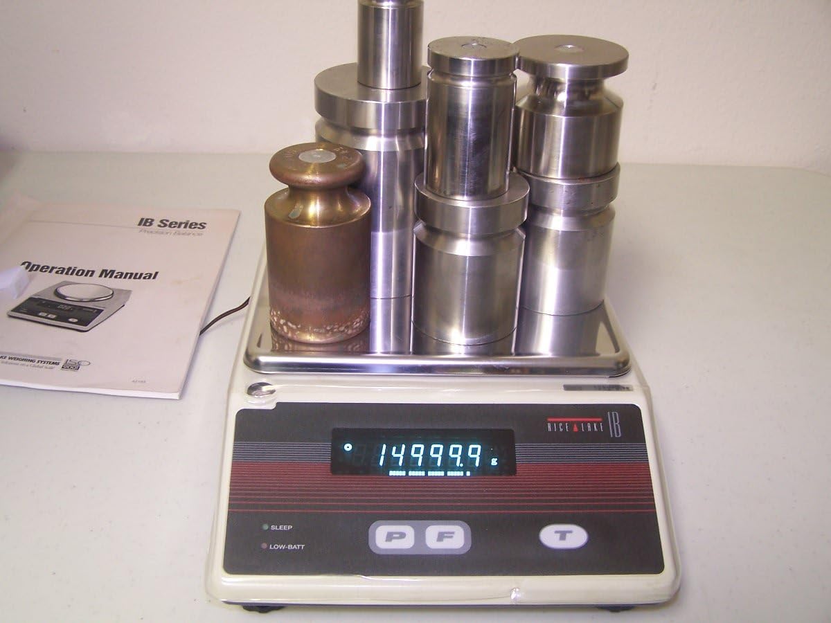 Balança Rice Lake IB-15KL que mostra 14999.9 grams amb múltiples pesos de calibratge al plat, cosa que il·lustra la precisió.