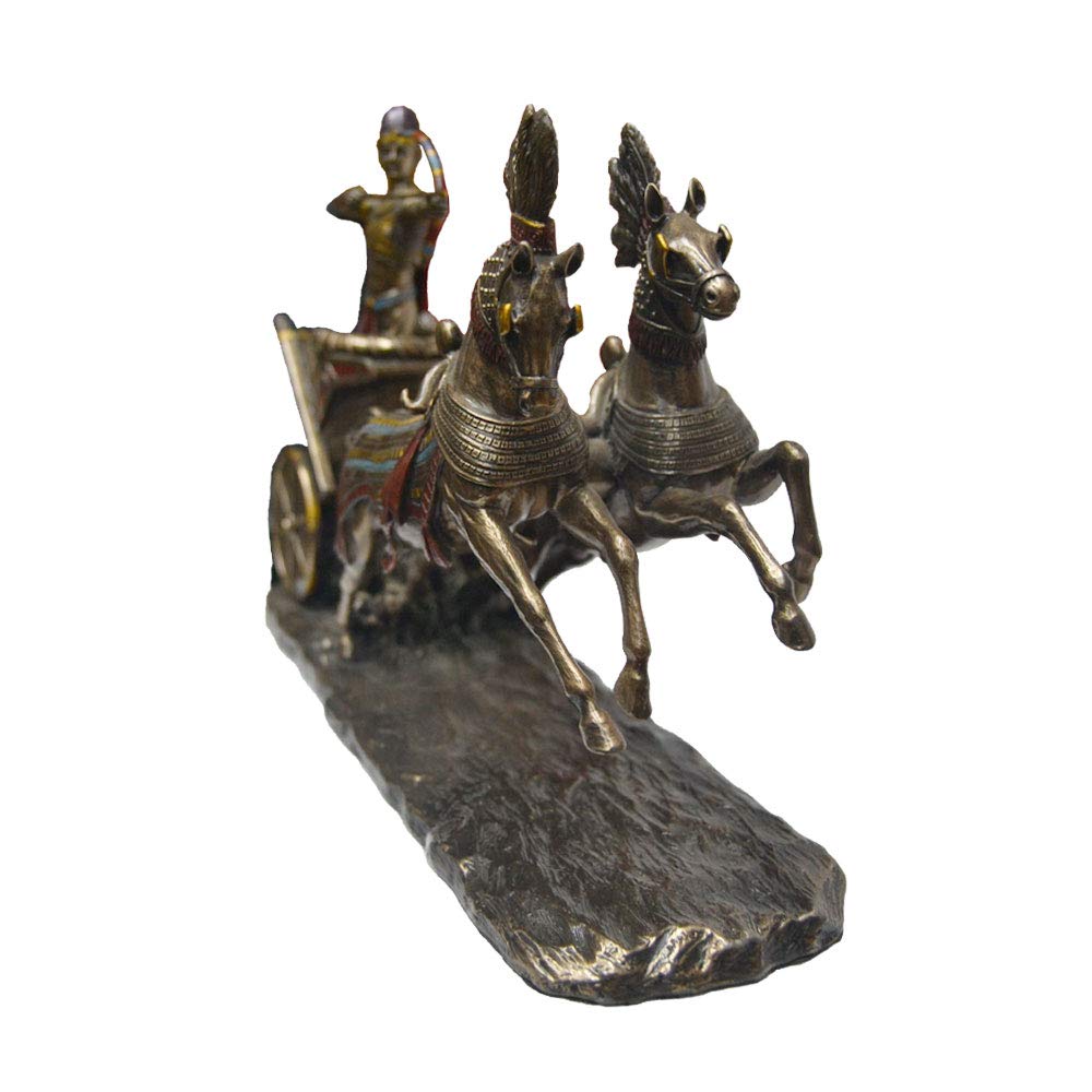 Belle réplique de l'ancienne Égypte. Le pharaon Joven Tut ANK Amón dans son chariot de cheval.