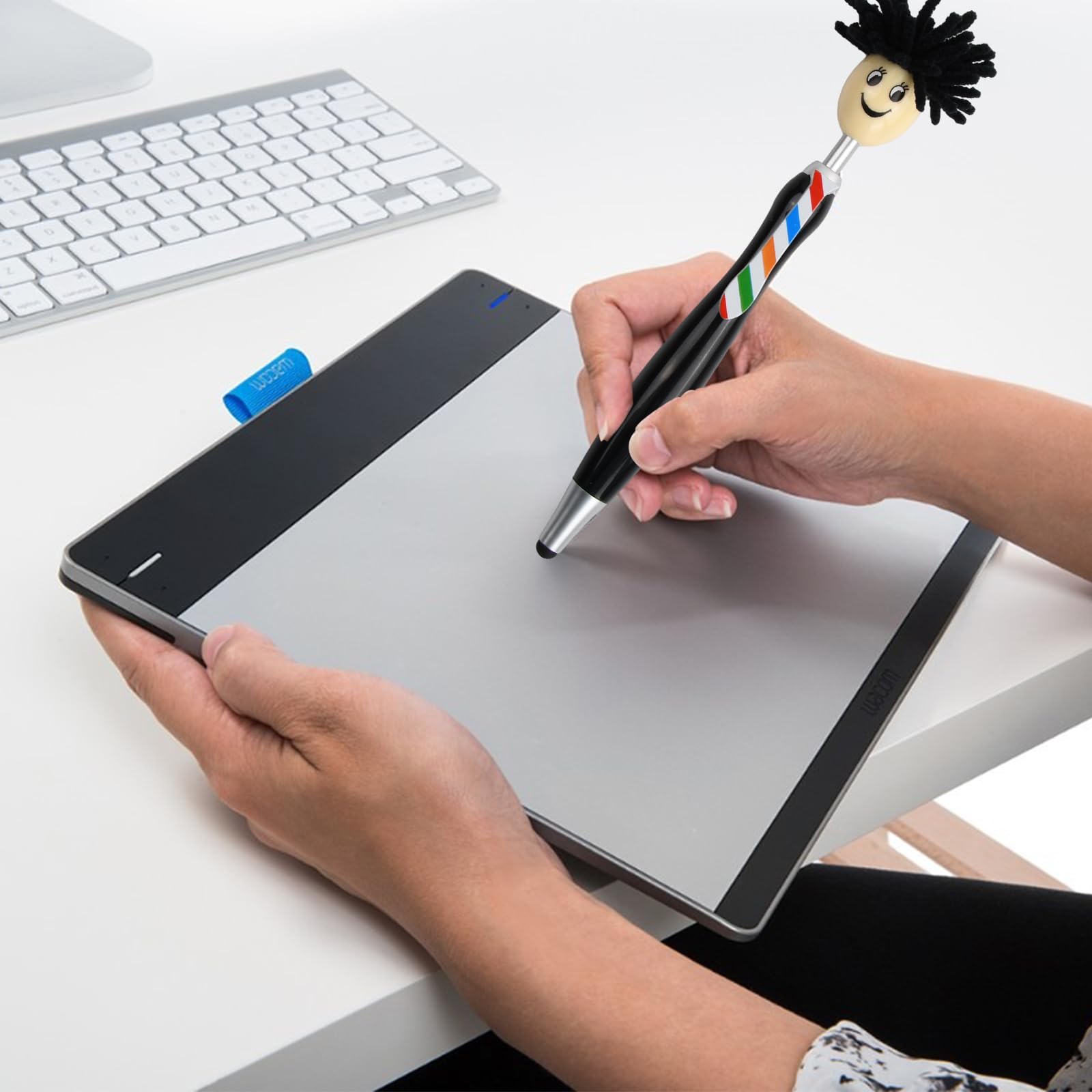 Vilomdur Kugelschreiber-Set 12 Stück – Mit Touchpen & Mikrofaserspitze, Lustige Mop-Designs