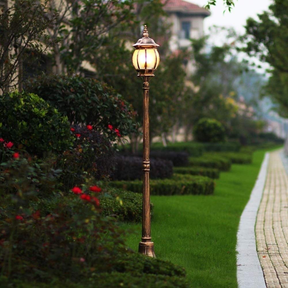 Lampadaire d'extérieur étanche en bronze antique et verre pour illuminer votre jardin
