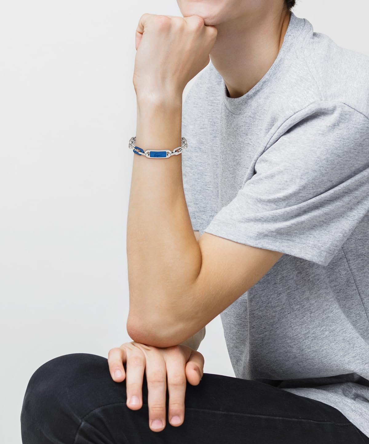 Lacoste Bracelet en Chaîne pour Homme Collection CREW en Acier Inoxydable (Argenté ou Doré) avec une Plaque Colorée Gravée