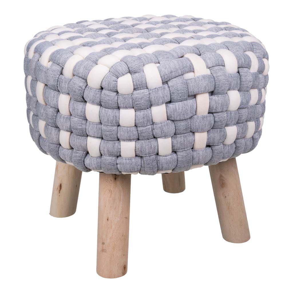 Tabouret en bois et coton tressé pour créer un coin lecture cosy dans le salon