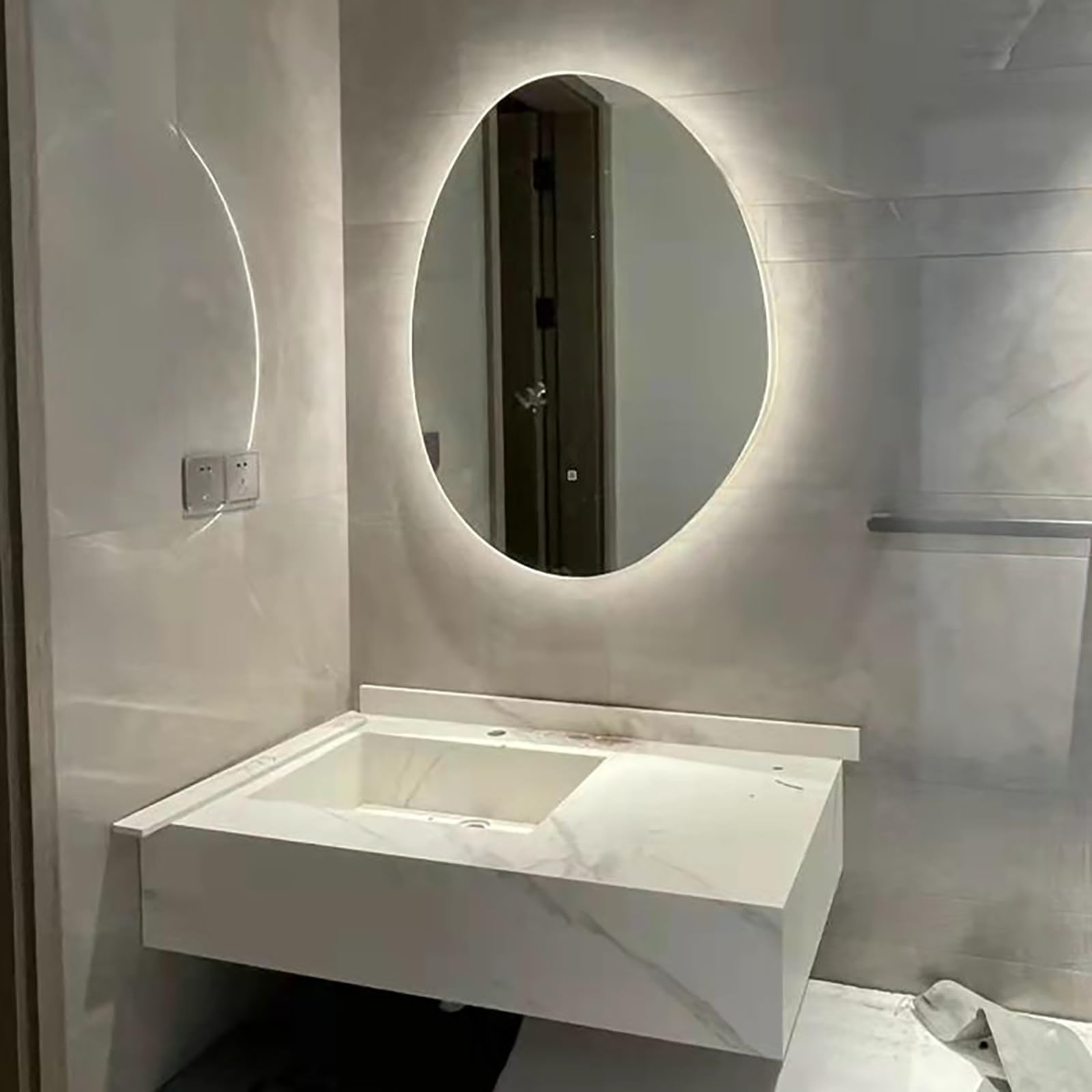 Specchio Espejo de baño Moderno ovalado con iluminación LED, diseño asimétrico Irregular, 3 Colores LED regulables, antivaho, 70 x 90 cm (27,6 x 35,4 pulgadas), montaje en pared retroiluminado, i