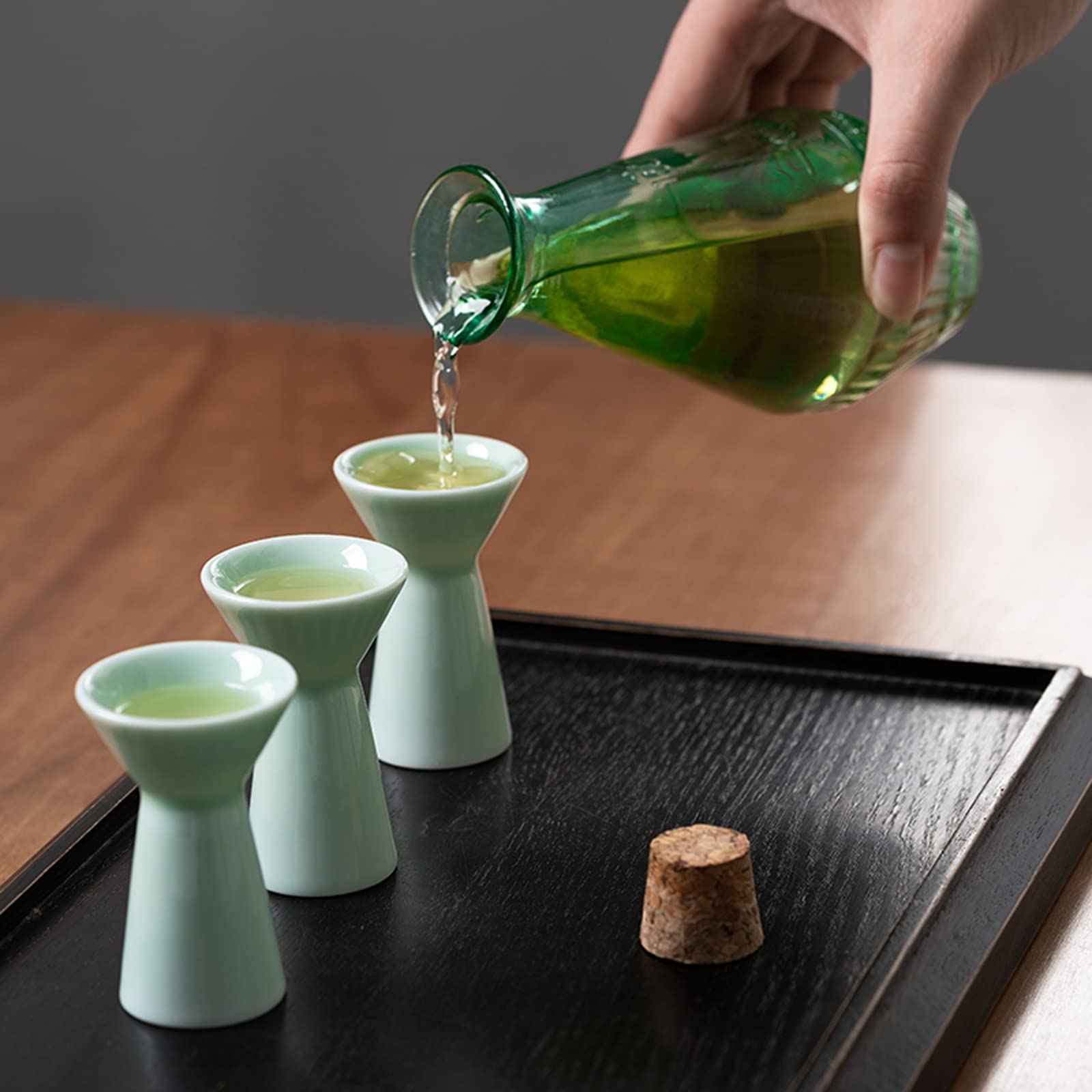 Juego de sake de vidrio japonés, olla para sake con escala de volumen y taza para sake, utilizado para fiestas en casa y grandes regalos, 4 tazas para sake + 2 ollas para sake + 1 tapón de corcho