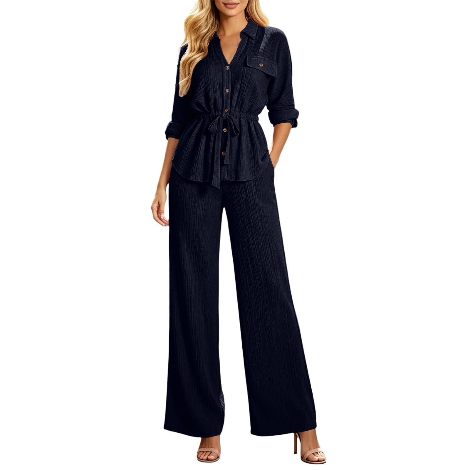 Un completo versatile composto da bluse con bottoni frontali e cintura regolabile. Offre comfort moderno eleganza, abbinati alla raffinata dei pantaloni a gamba larga.
