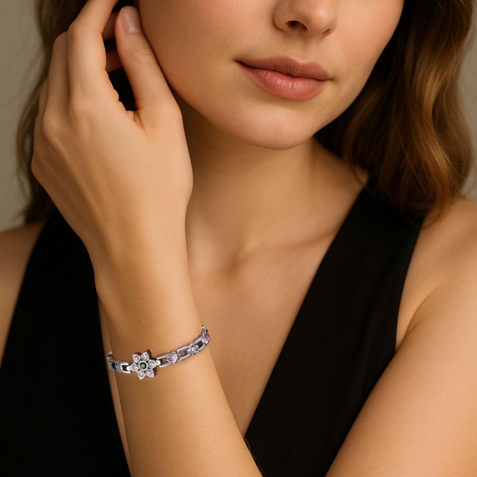 RainSo Bracelet magnétique pour femme | Bracelet en acier inoxydable avec motif flocon de neige | Décoré avec pierres précieuses et cristaux vert foncé | Outil et boîte cadeau inclus