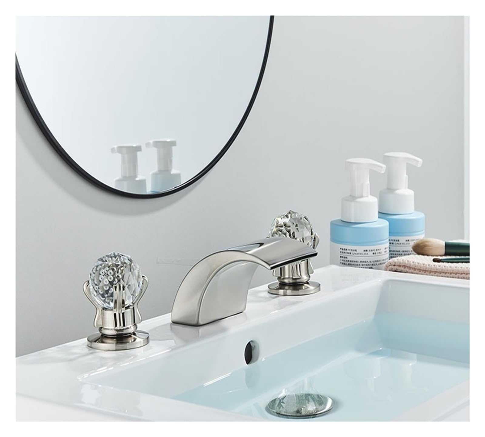 Mitigeur de lavabo cascade en or et cristal pour salle de bain chic