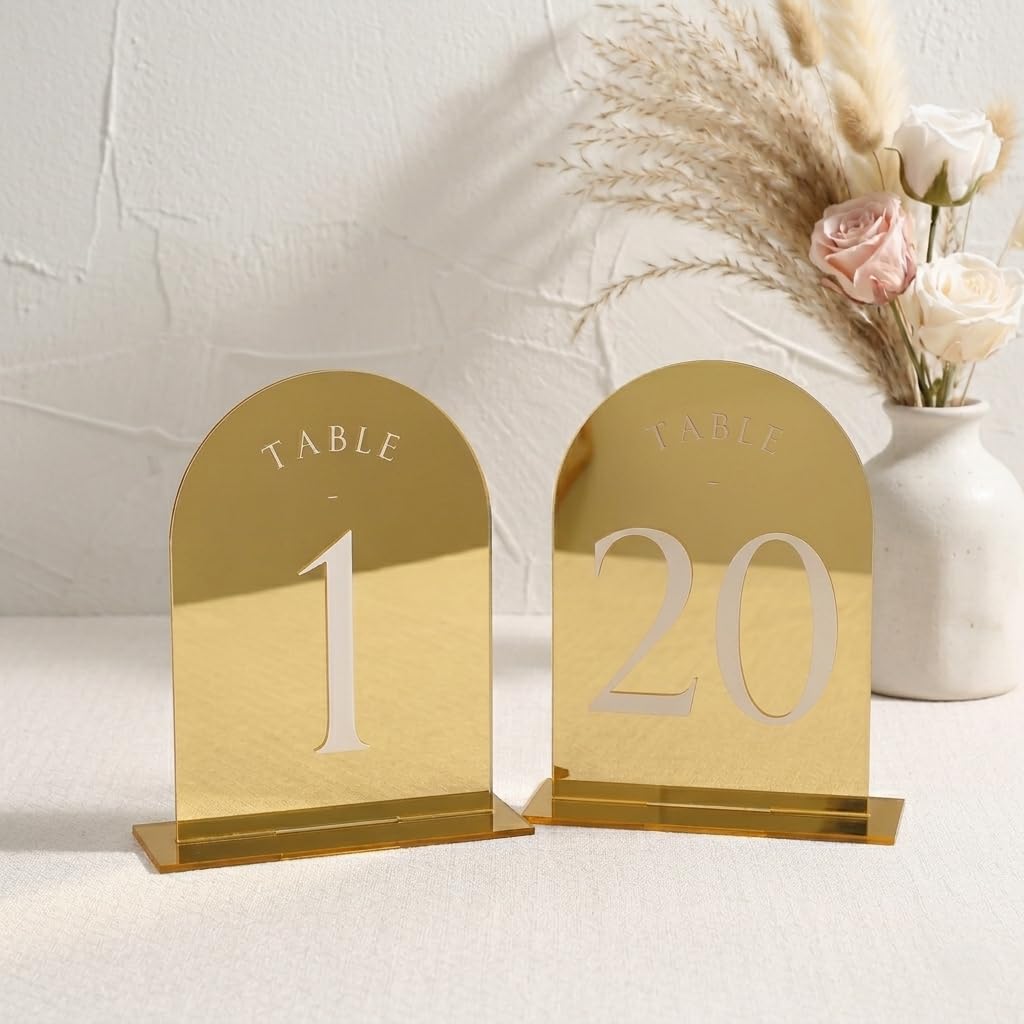 UNIQOOO Números de mesa de boda con arco de espejo dorado con soportes del 1 al 20, carteles y soportes acrílicos de 5 x 7 pulgadas, paquete de 20, perfecto para centro de mesa, recepción, decoración