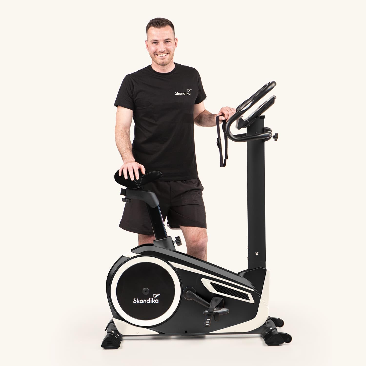 Skandika Ergometer Morpheus | Heimtrainer für Zuhause, 12 kg Schwungmassensystem, 32 Levels, 24 Programme, App Kompatibel mit Kinomap, Pulsgurt, Tablethalterung | Indoor Fahrrad bis 150 kg