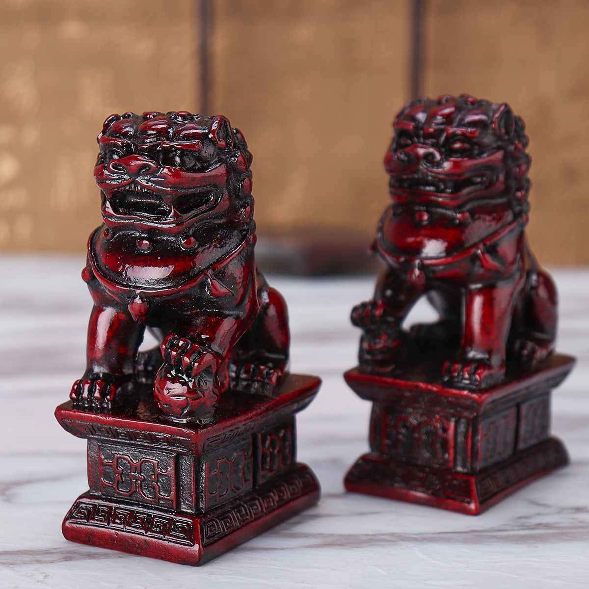 LILOVE Czerwona chińska rzeźba lwy Fengshui żywica Fu Foo pies strażnik drzwi lwy statuetka bestia statuetka do dekoracji rzeźby domu (2 sztuki)