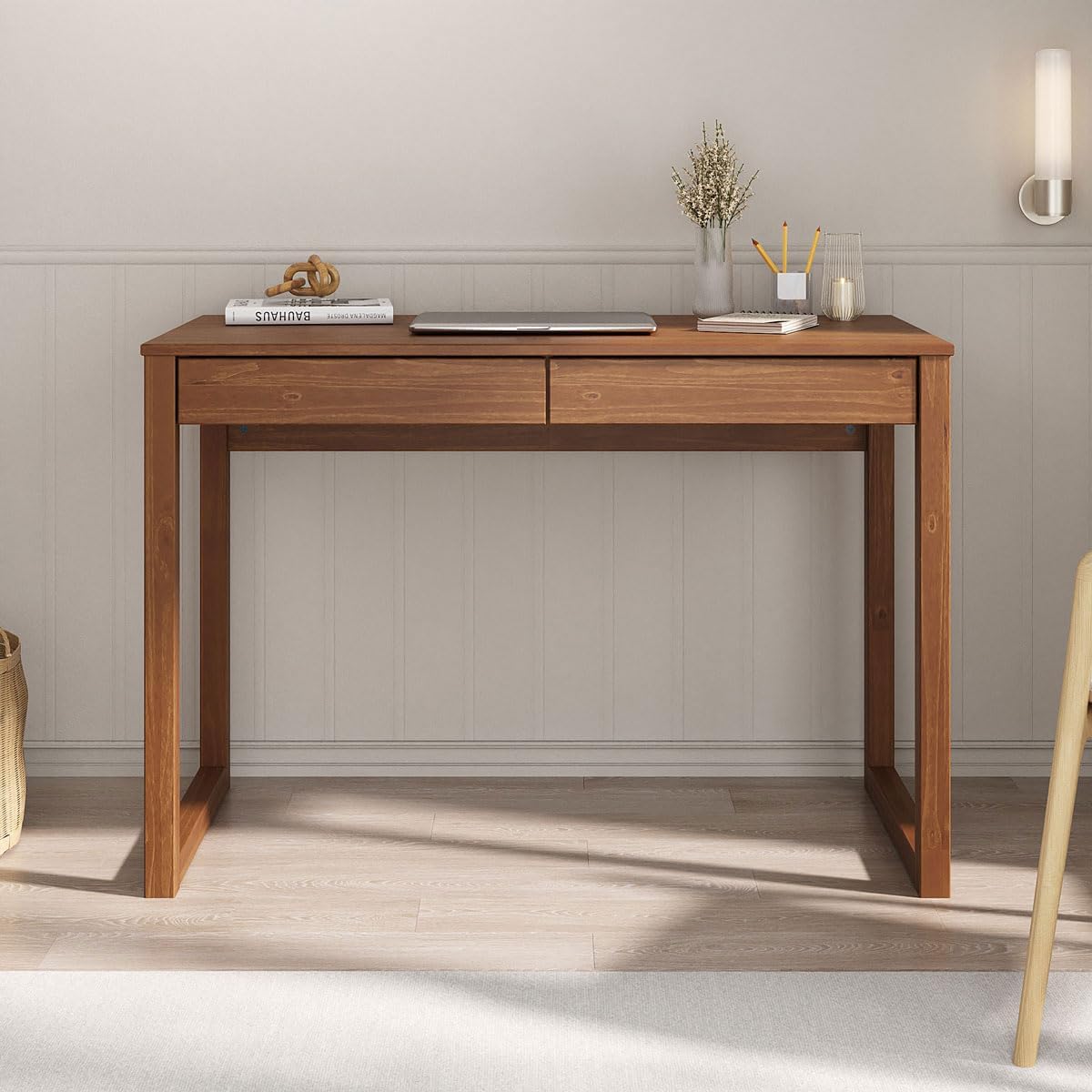 Bureau en Bois avec 2 tiroirs Noah, Design scandinave, en pin Massif Coloris châtaignier
