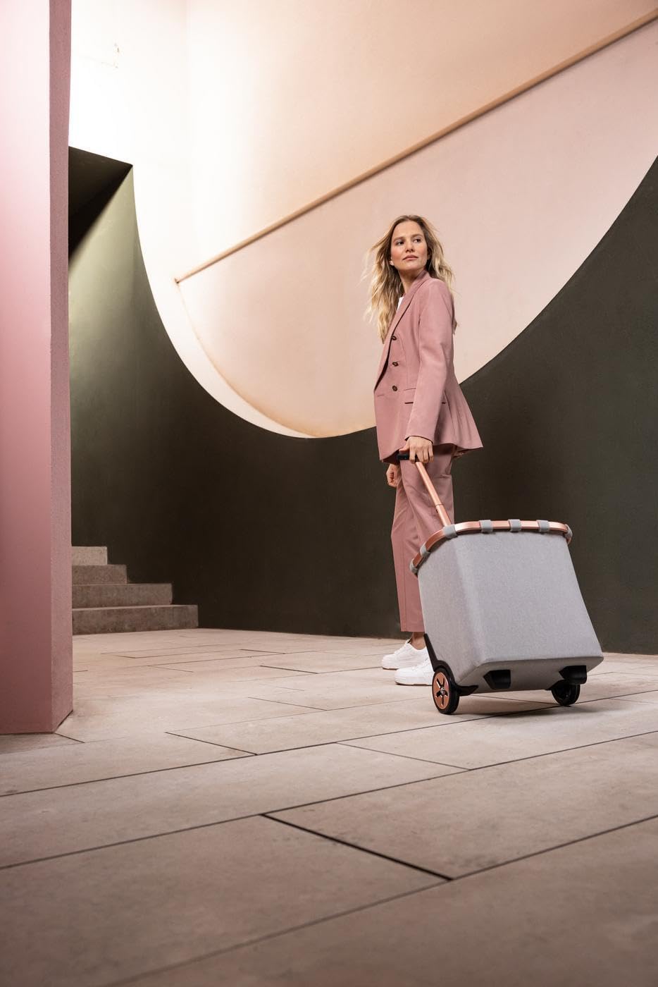 reisenthel carrycruiser Tragbarer Einkaufstrolley mit stabilem Aluminiumrahmen, Schultergurt und herausnehmbarer Netz-Innentasche Aus wasserabweisendem Material, Couleur:Sky Rose