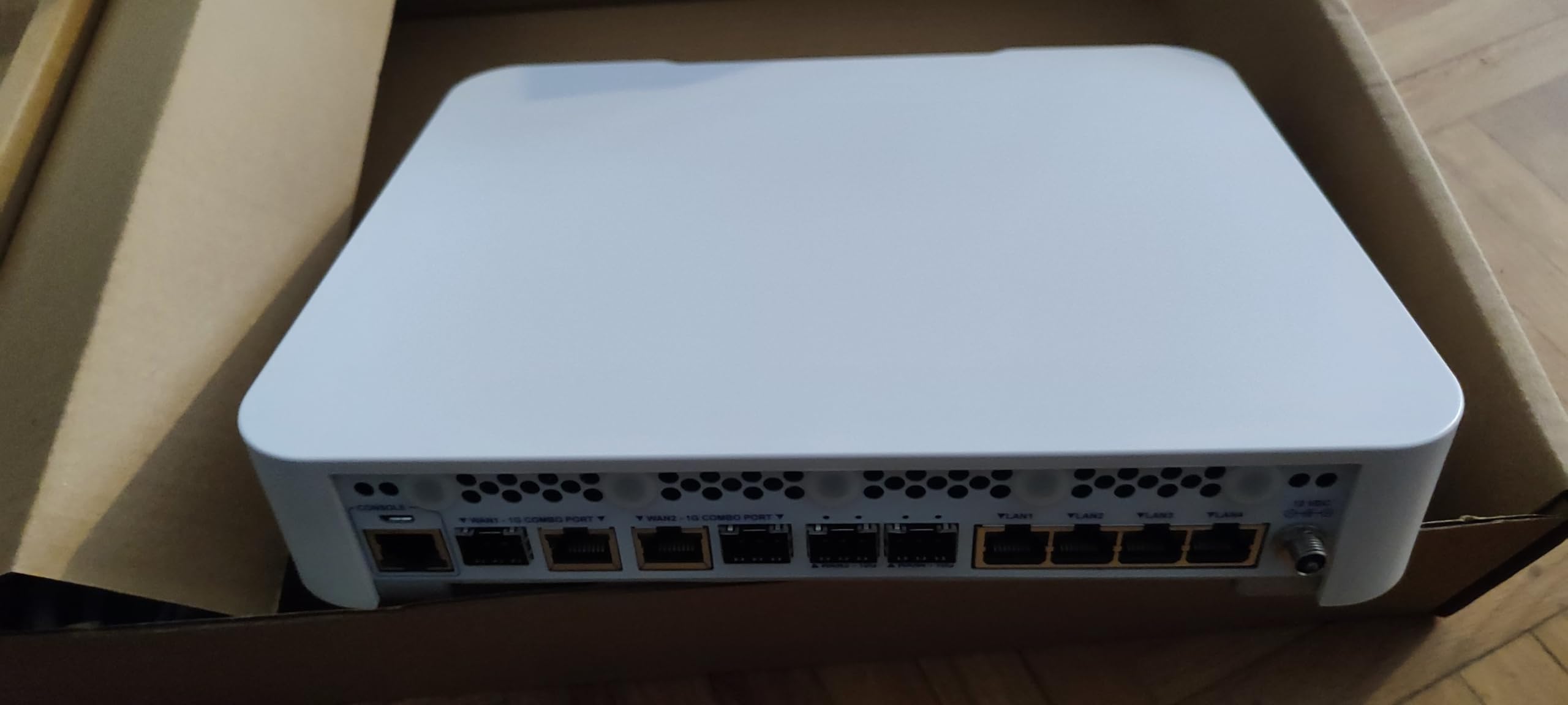 Netgate 6100 MAX pfSense+ Security Gateway, Router 10GbE SFP+, 1GbE, 2,5 Gbps, Freebsd, 8 GB RAM, 128 GB NVMe M.2 SSD Storage, EU Power Cord: CEE7/16 to IEC320-C7