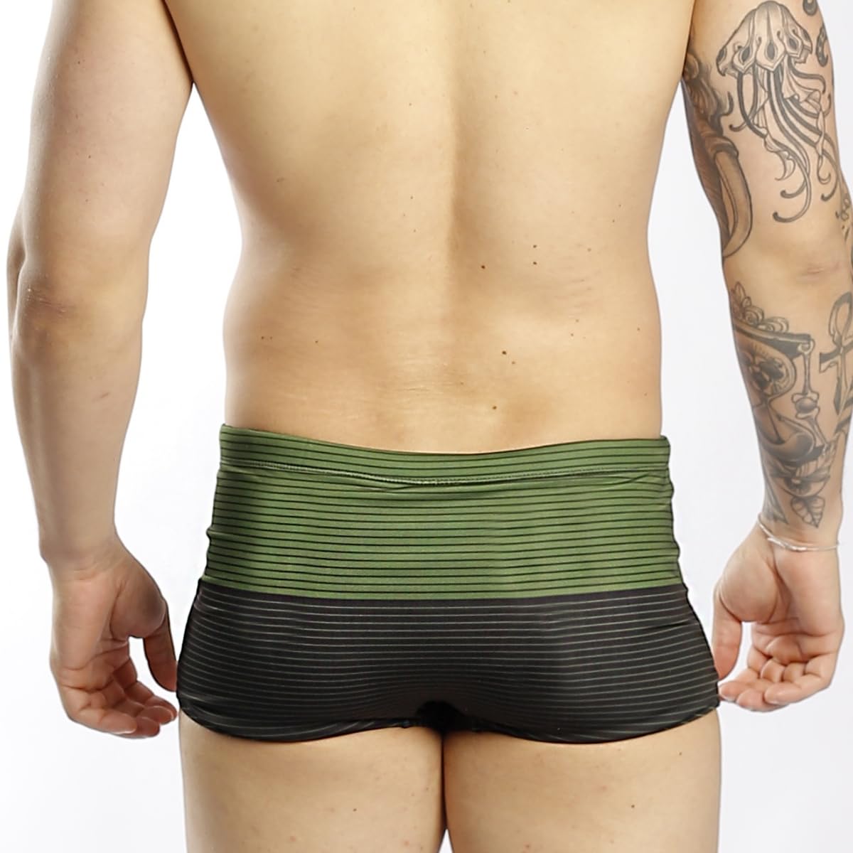 Sunga Boxer Estampada Lycra Adulto Larga Praia, Piscina, Tecido Poliester com Elástano, Forro Macio em promoção! Veja a oferta e mais achadinhos de Moda praia 3 Hoje é o melhor dia para comprar Sunga Boxer Estampada Lycra Adulto Larga Praia, Piscina, Tecido Poliester com Elástano, Forro Macio com aquele preço maroto! Promoção! Aproveite a oferta! 3