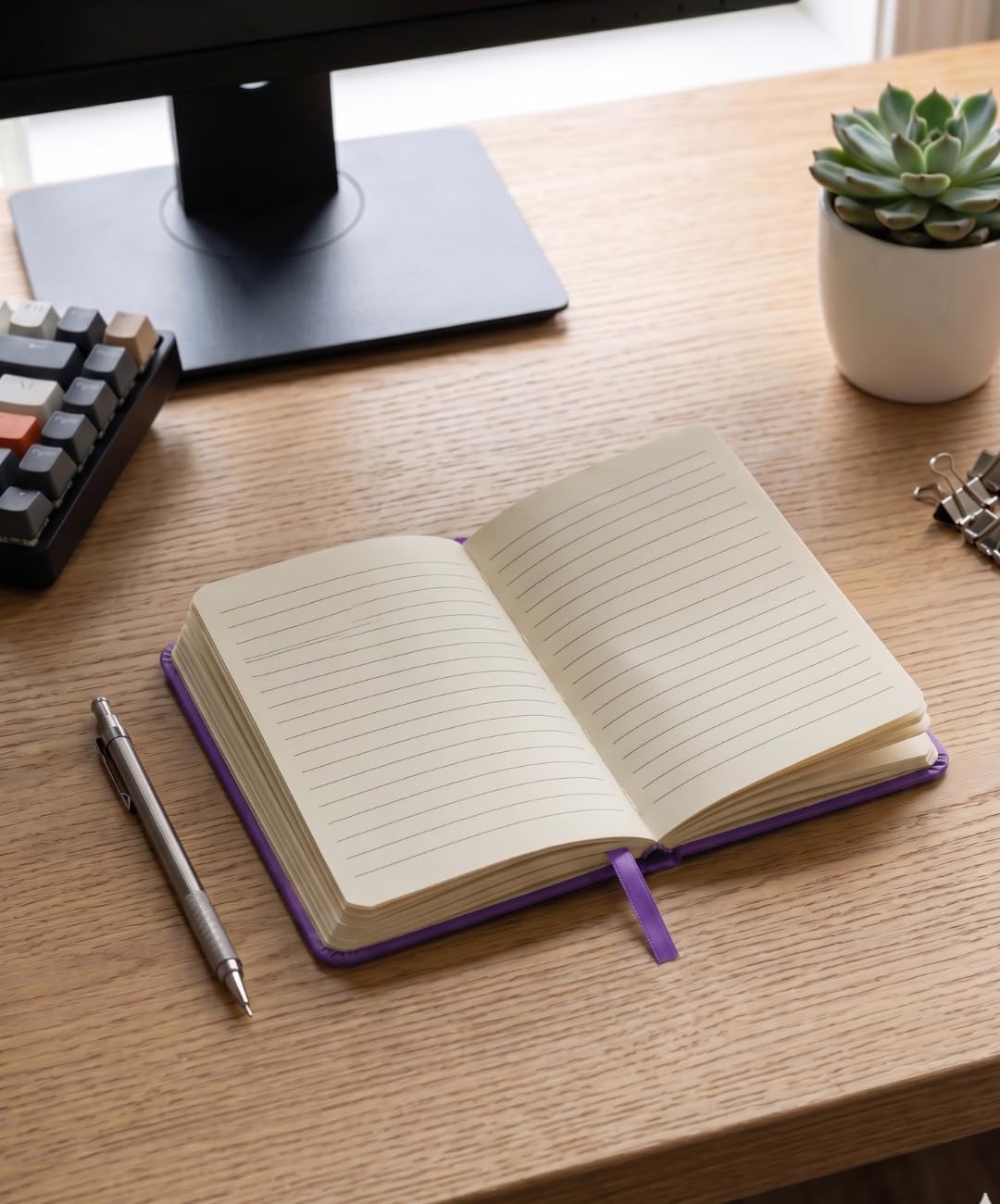 Taccuino A6 con Elastico – Copertina Rigida in Similpelle PU, 80 Pagine, Carta Bianca 80g/m² – Quaderno Tascabile per Appunti, Viaggi, Diario, Scuola, Ufficio (100, Viola)