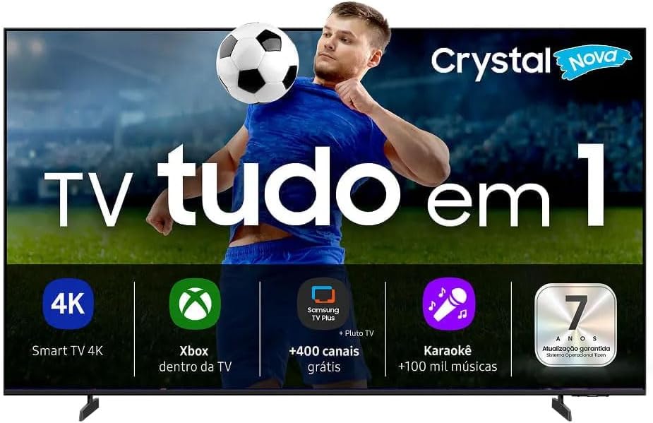 Tela da TV exibindo jogador de futebol com texto promocional TV tudo em 1 e ícones de recursos