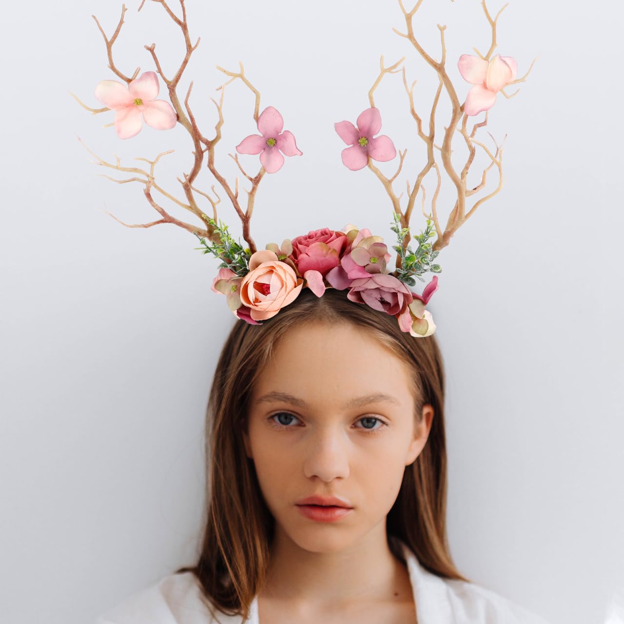 Serre-tête de renne de Noël avec bois et fleurs - Accessoire élégant pour les fêtes, séance photo et idée cadeau - Design branche marron clair