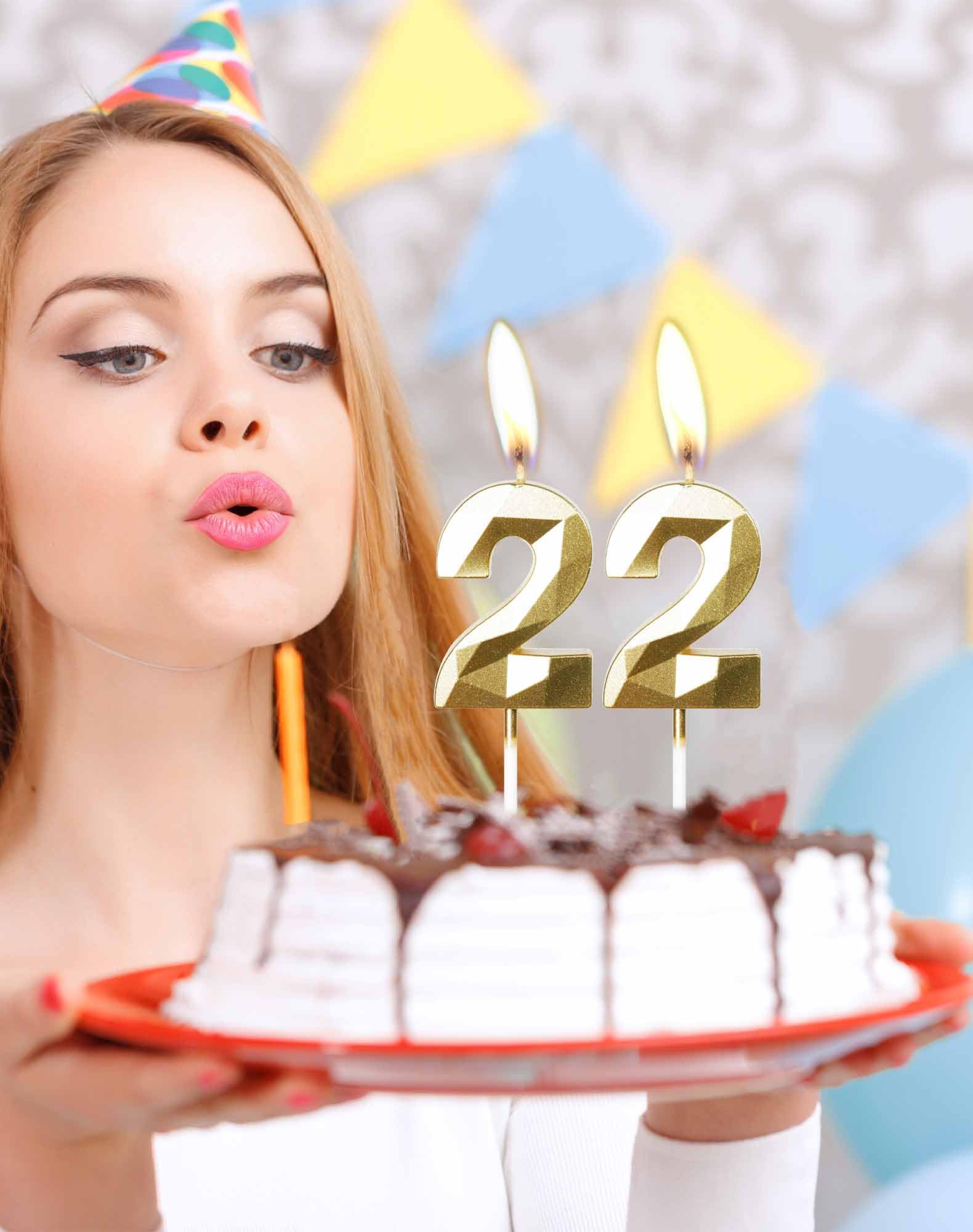 Candele E Torta Di Buon Compleanno Immagine Stock - Immagine di