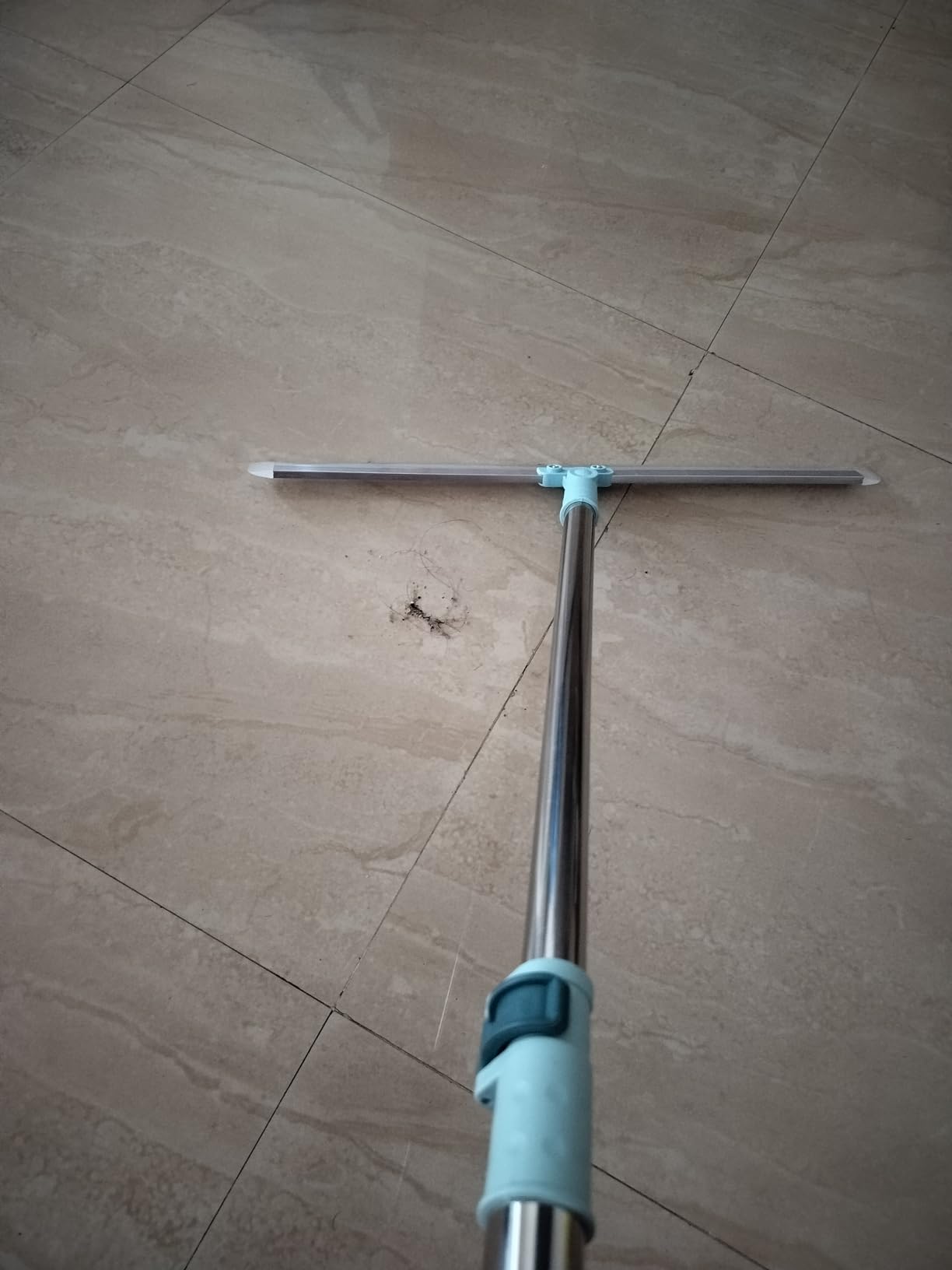 Zhadu ki jarurat nhi haain...usse bhi achha clean krta hain...