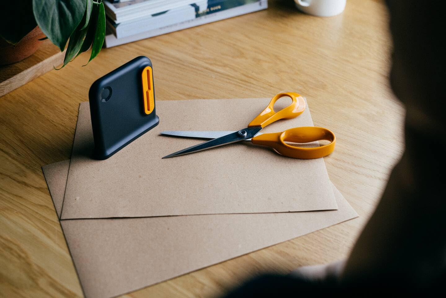 Fiskars Aiguiseur de Ciseaux, Idéal pour les Ciseaux Polyvalents Destinés aux Droitiers, Conception Ergonomique, Au Moins 55% de Matériaux Recyclés, Boîtier en ABS Recyclé à 80%, Noir/Orange, 1081129