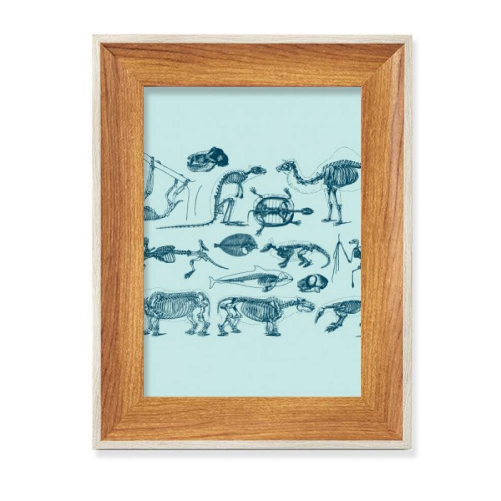Escritorio ordenado con marcos de fotos de madera e ilustraciones de arte