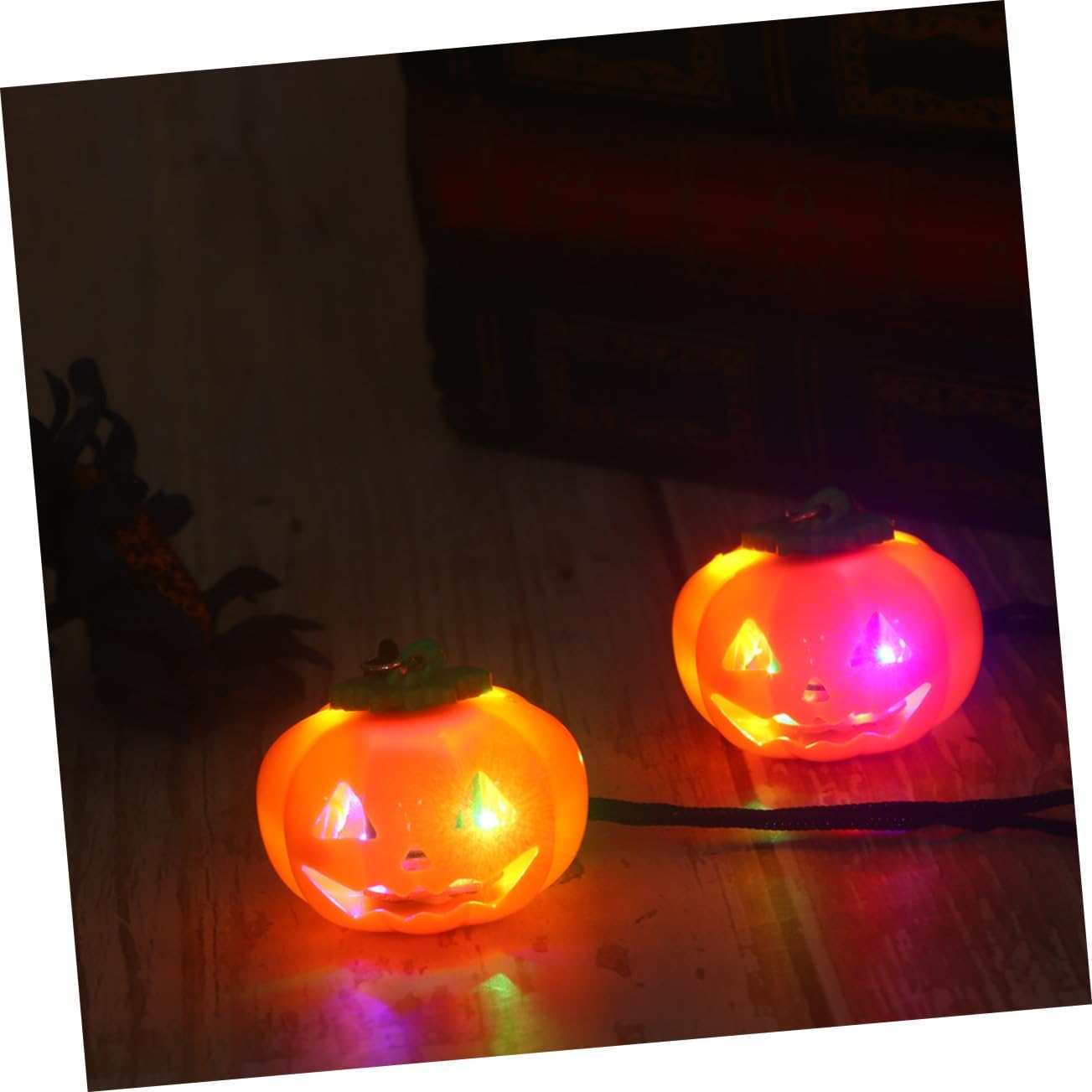 Unomor 2pcs Pumpkin Necklace for Halloween Party Decorative Pendant Charming Design Halloween Accessory for Friends and Festival Celebrations